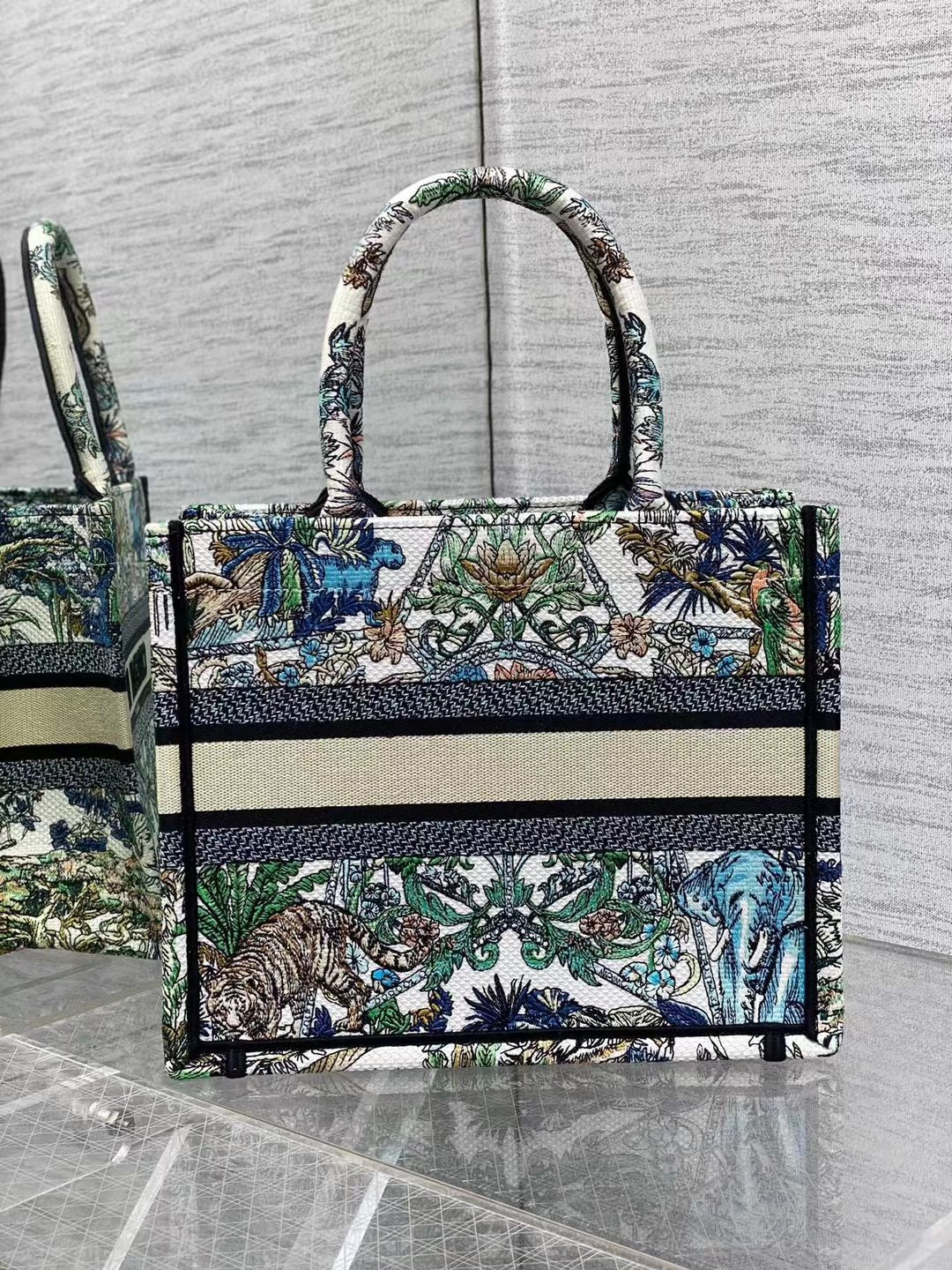 small D*or book tote