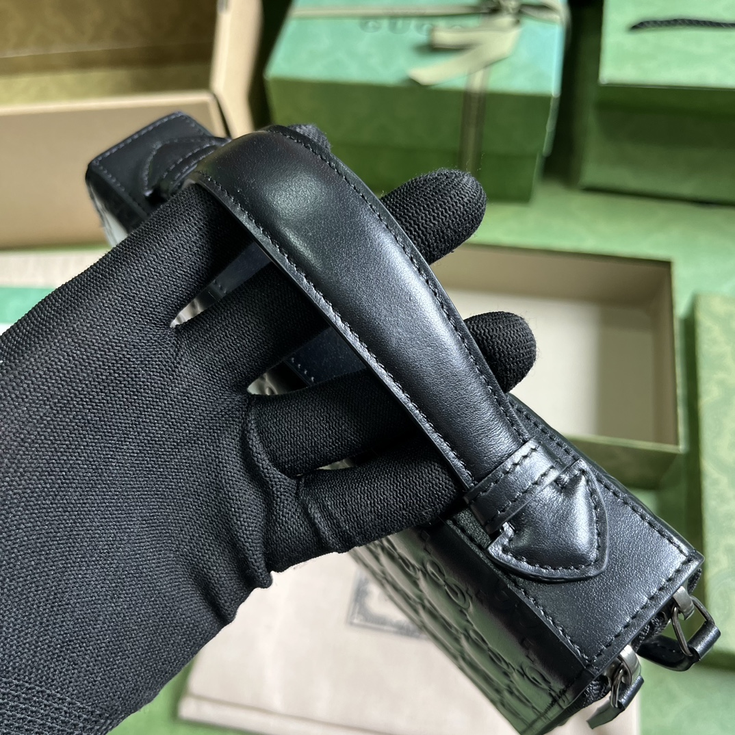 G*u*i jumbo gg travel document case