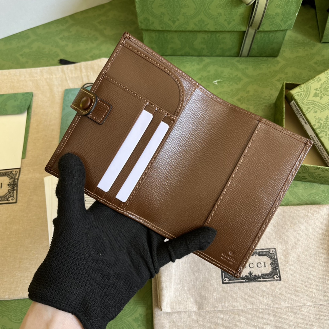 G*u*i gg passport case with interlocking g