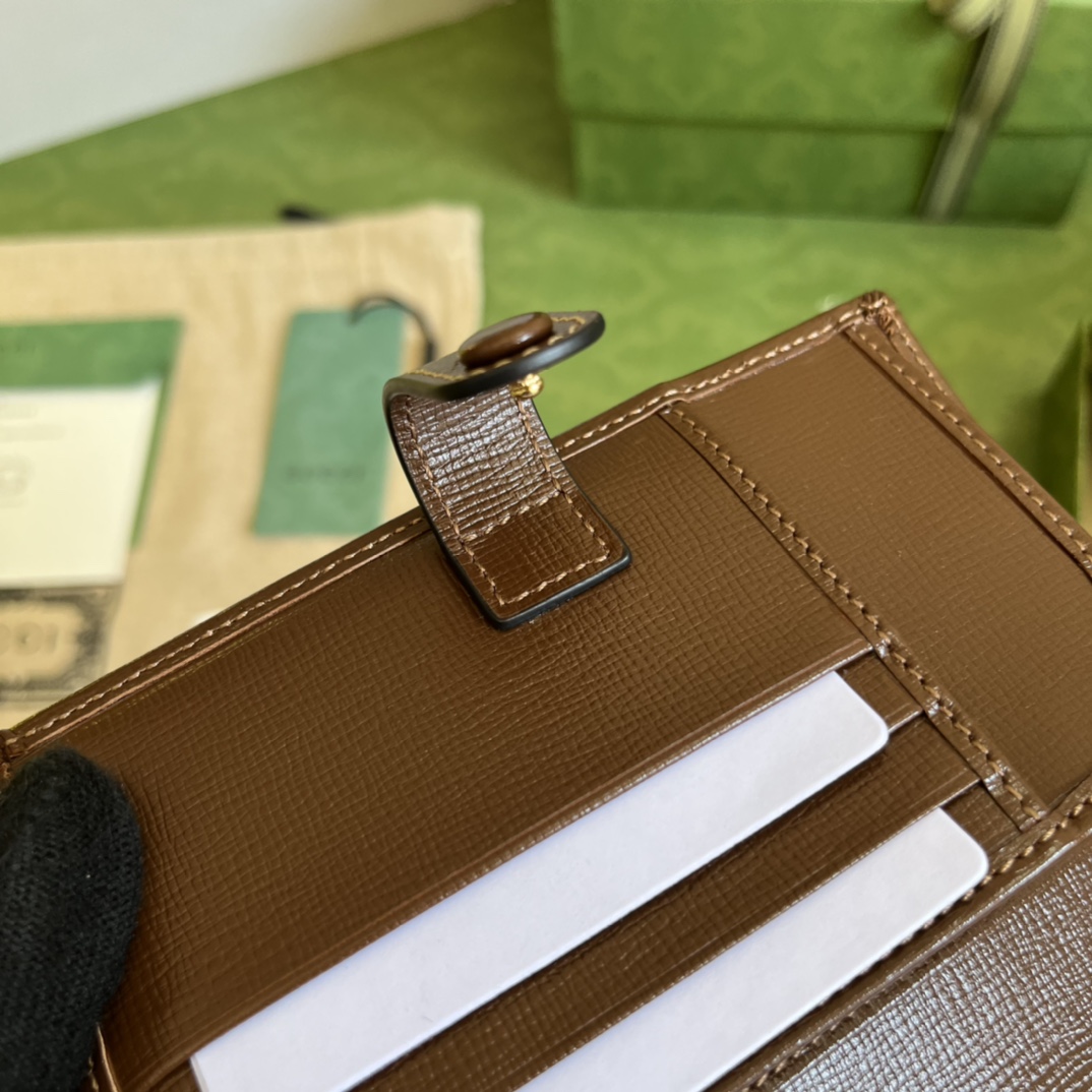 G*u*i gg passport case with interlocking g