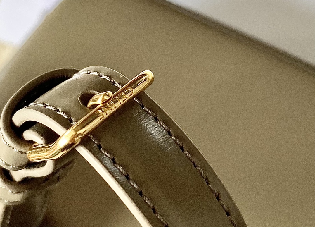 Ce**e triomphe shoulder bag