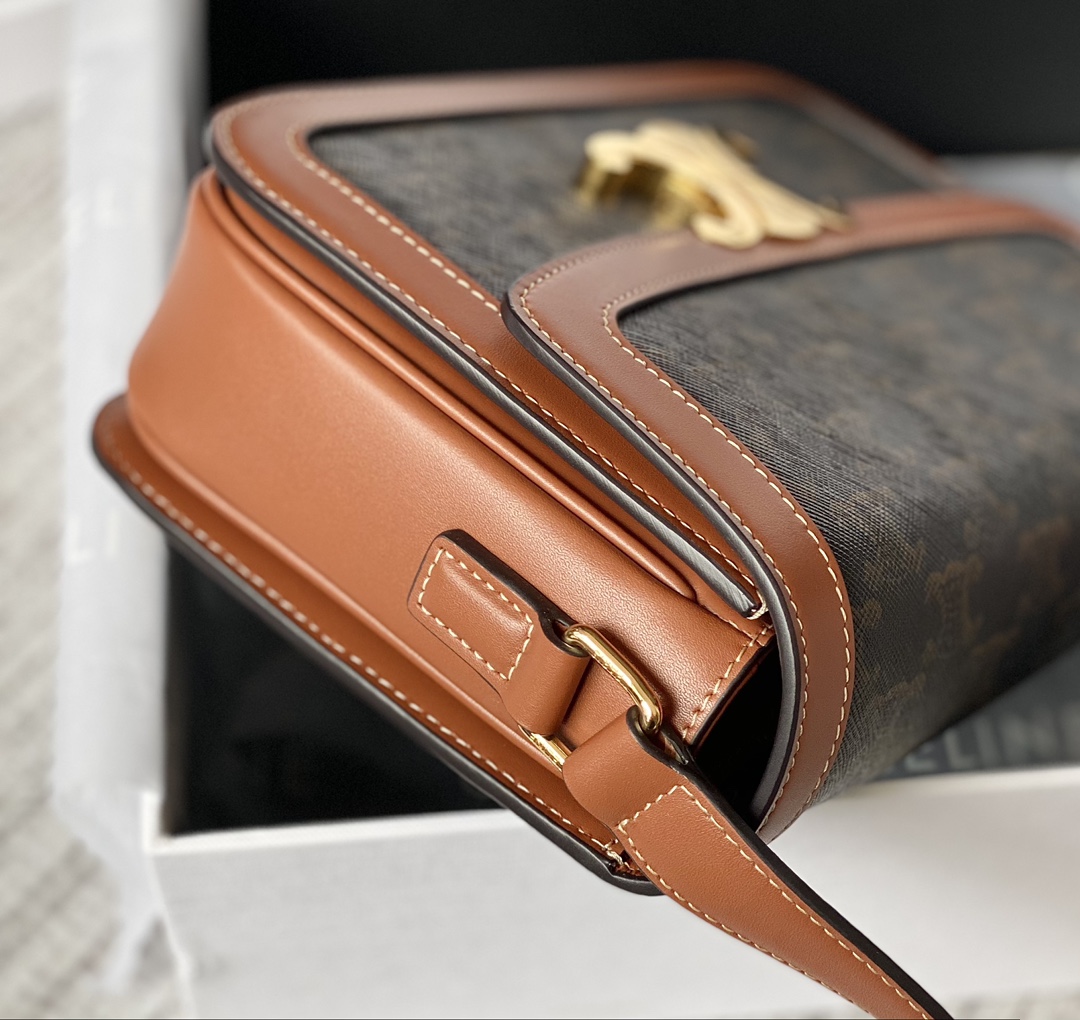 Ce**e classique triomphe bag