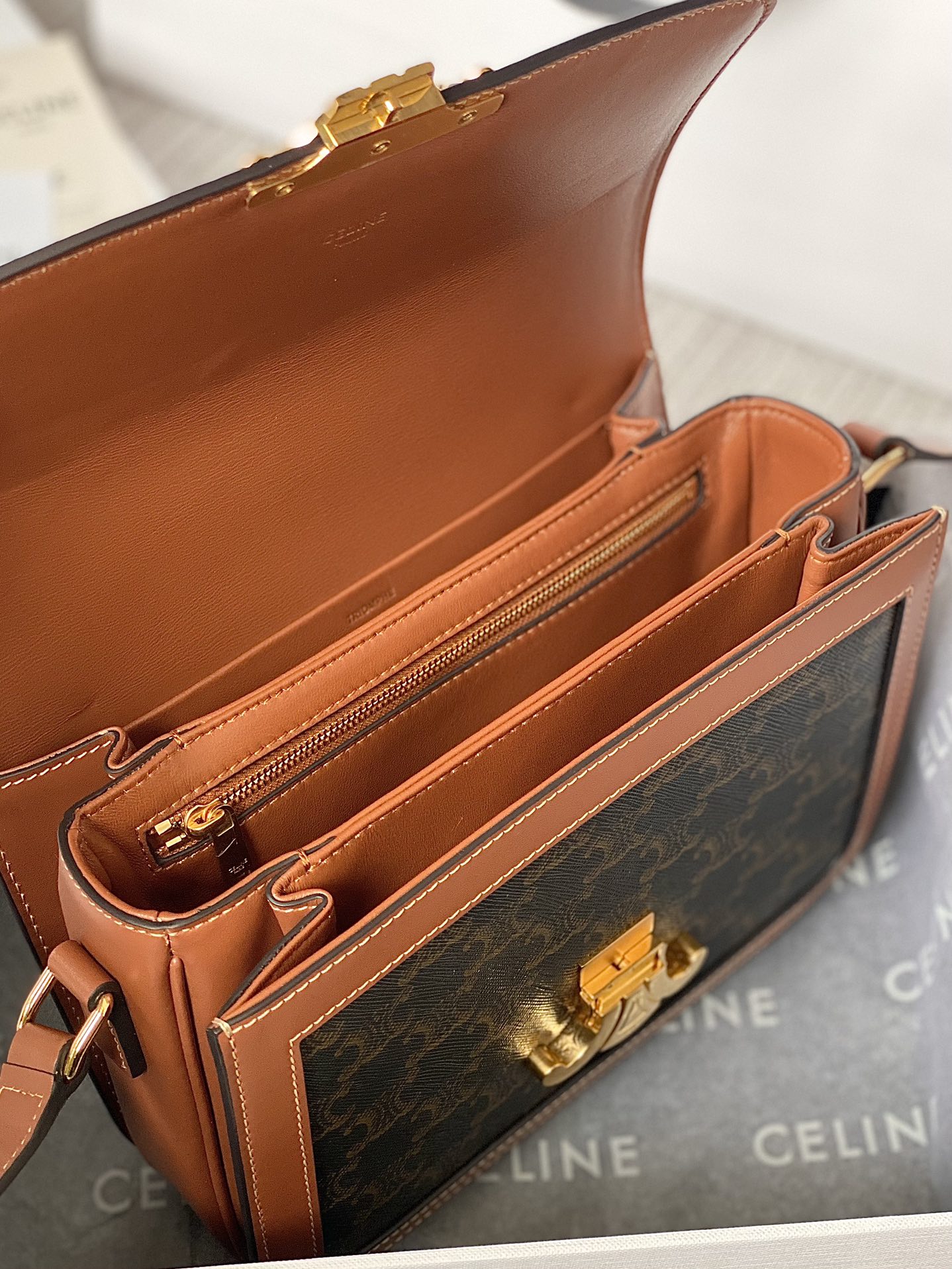 Ce**e classique triomphe bag