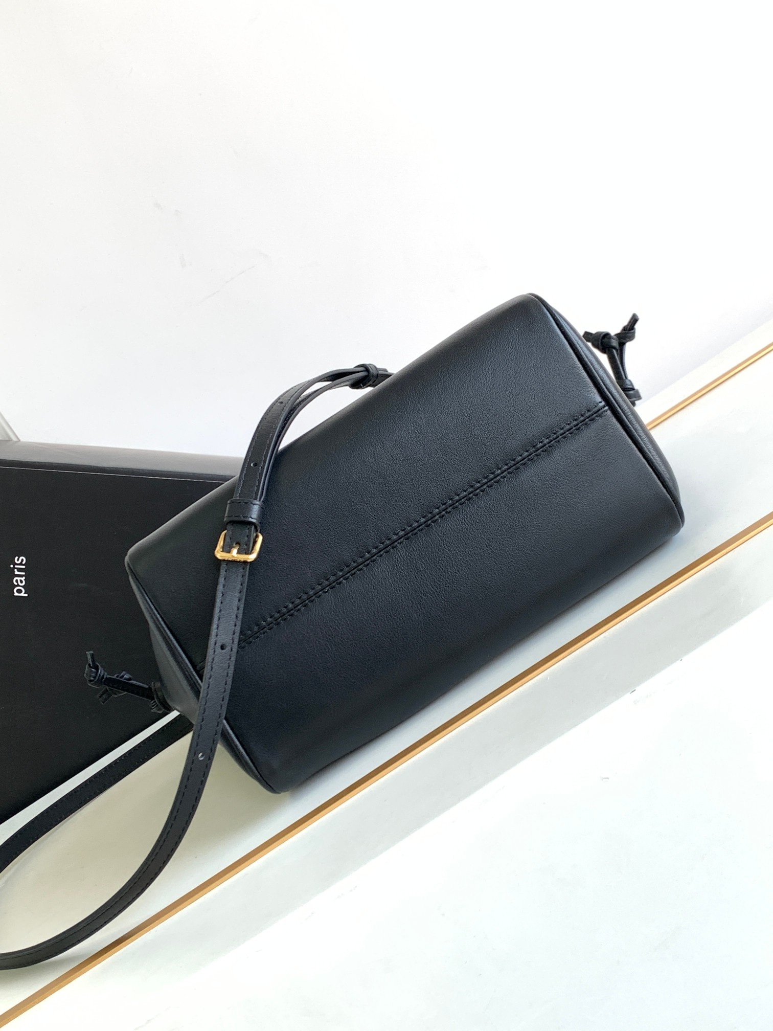 Ce**e small cabas drawstring cuir triomphe