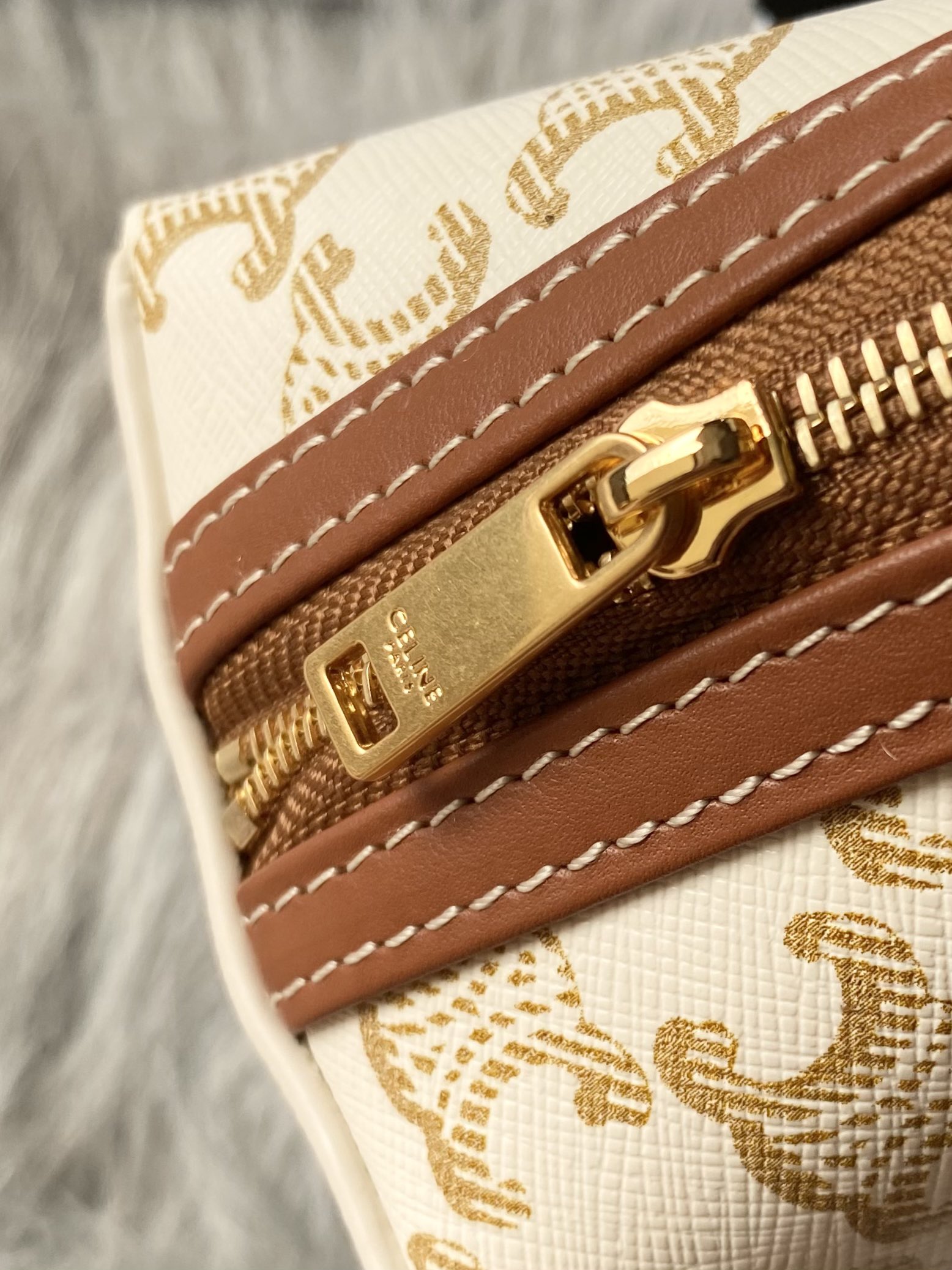 Ce**e clutch with chain
