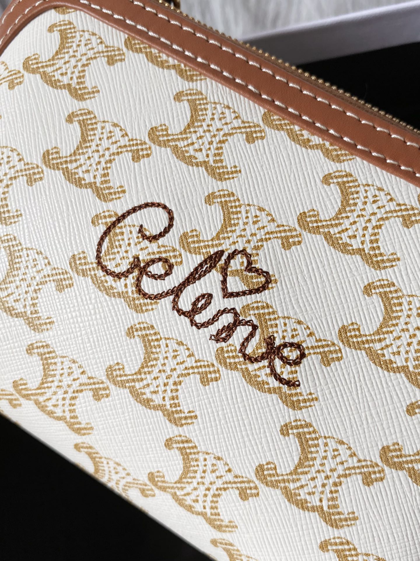 Ce**e clutch with chain
