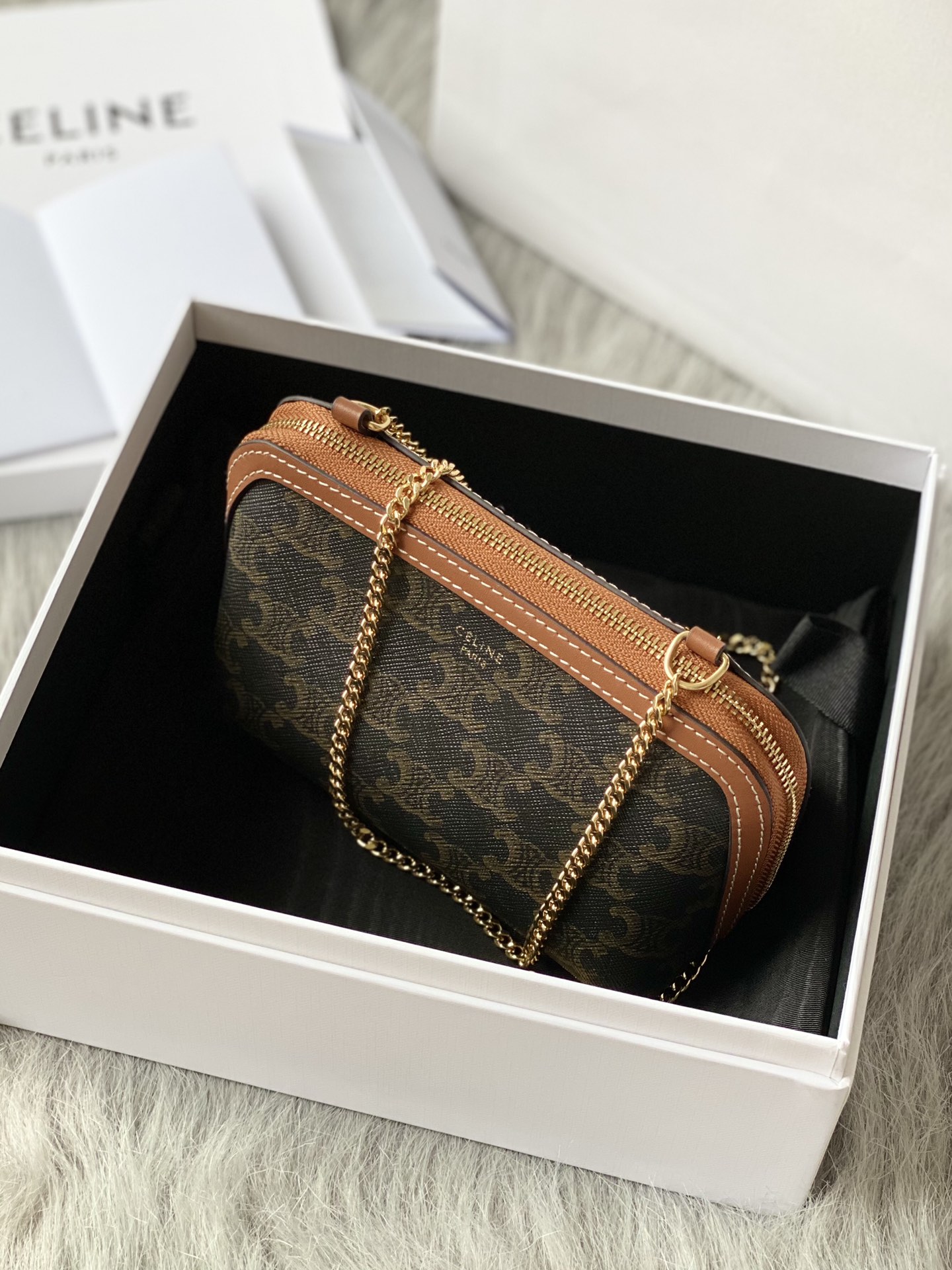 Ce**e clutch with chain