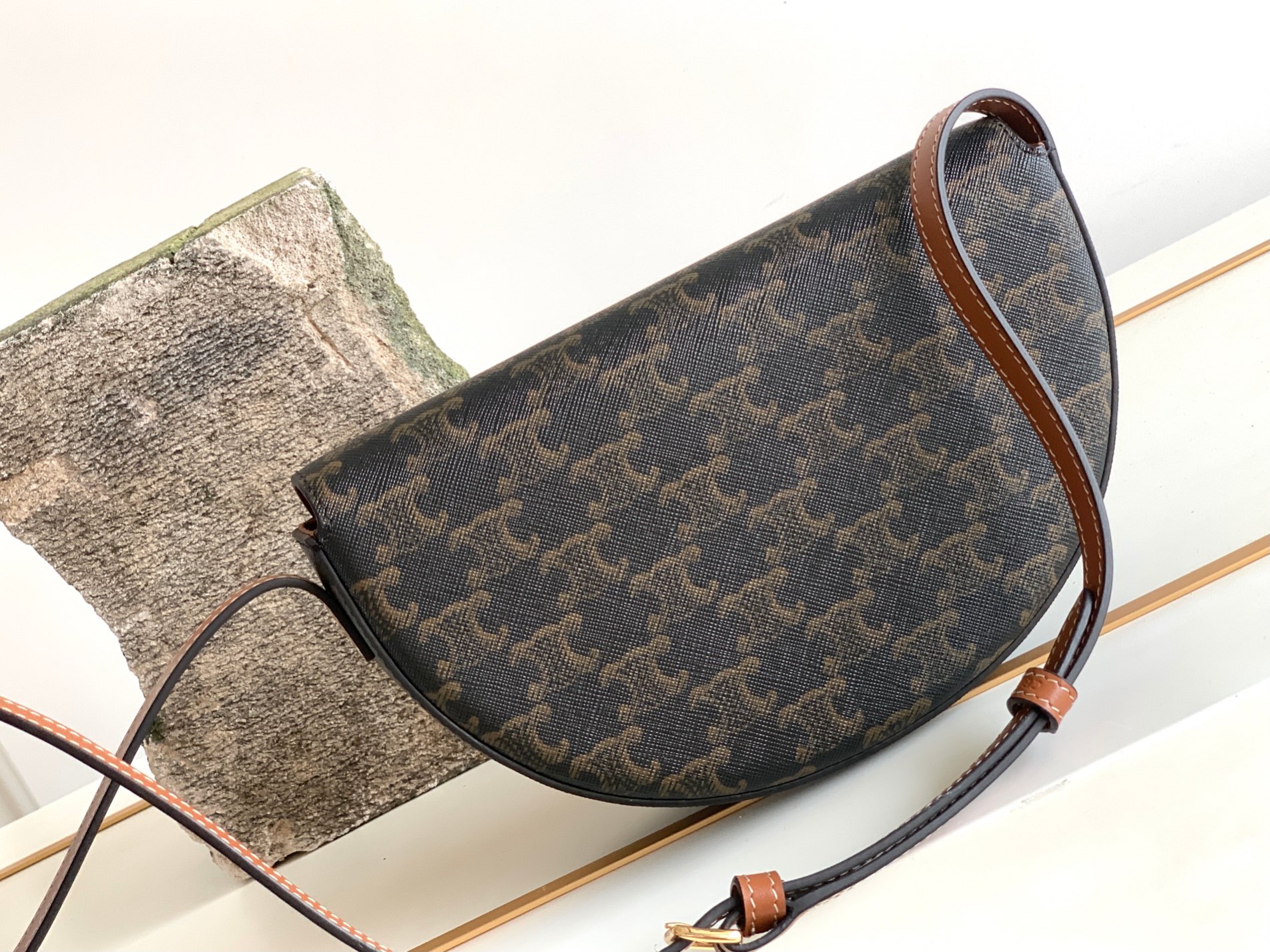 Ce**e besace cuir triomphe