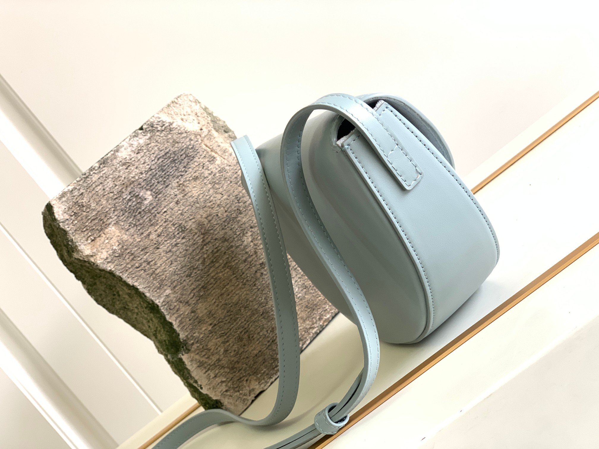 Ce**e besace cuir triomphe