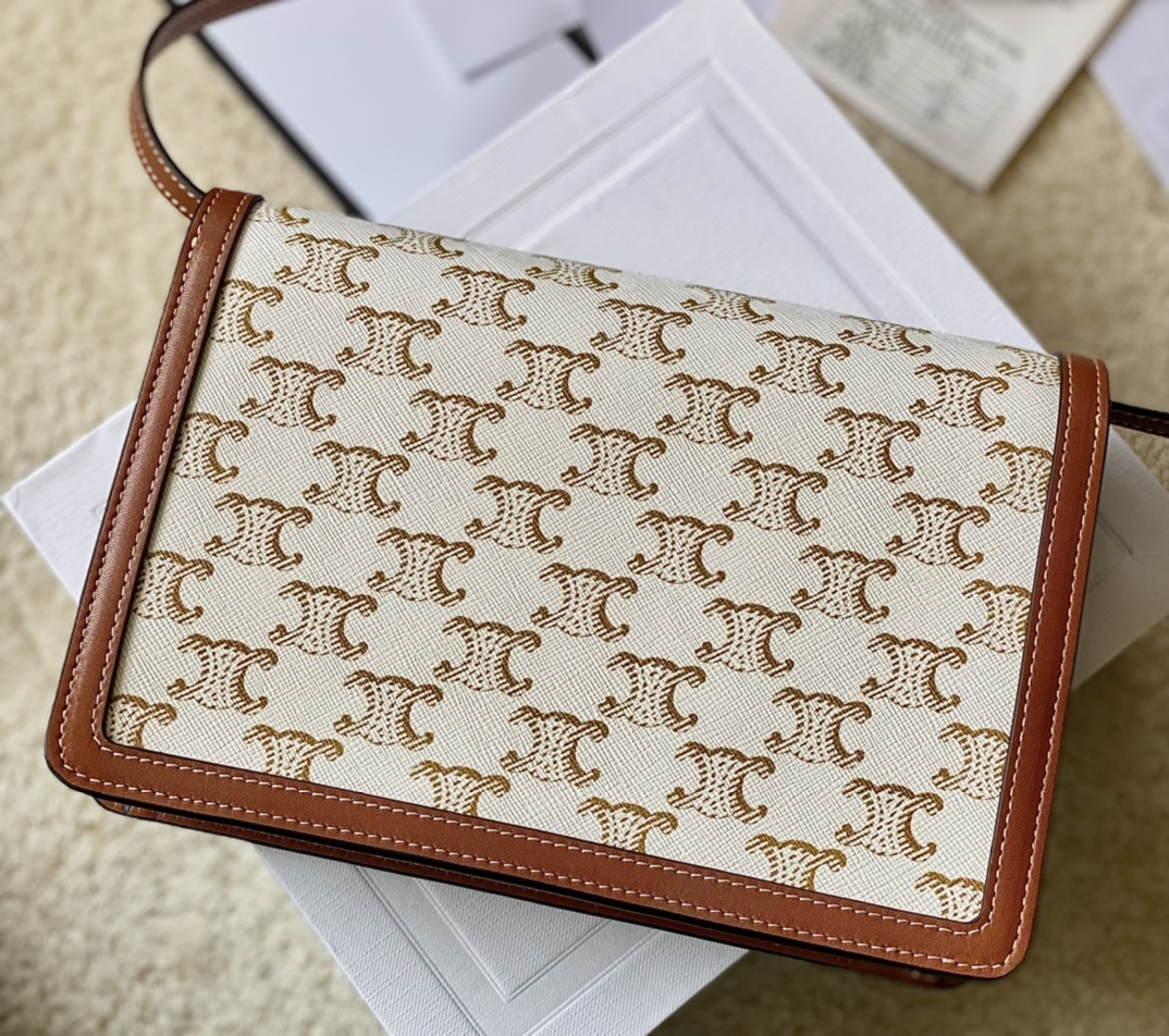 Ce**e enveloppe triomphe bag