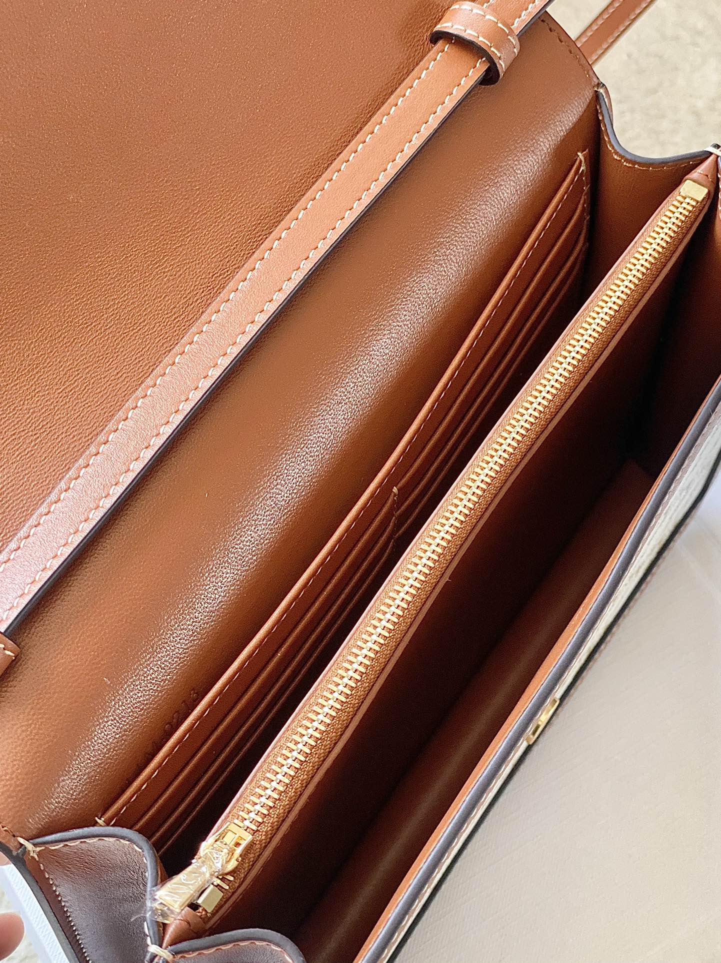 Ce**e enveloppe triomphe bag