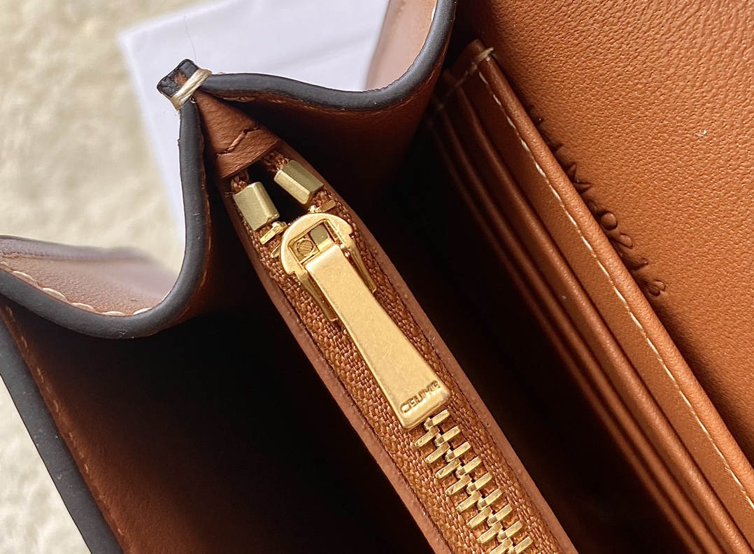 Ce**e enveloppe triomphe bag