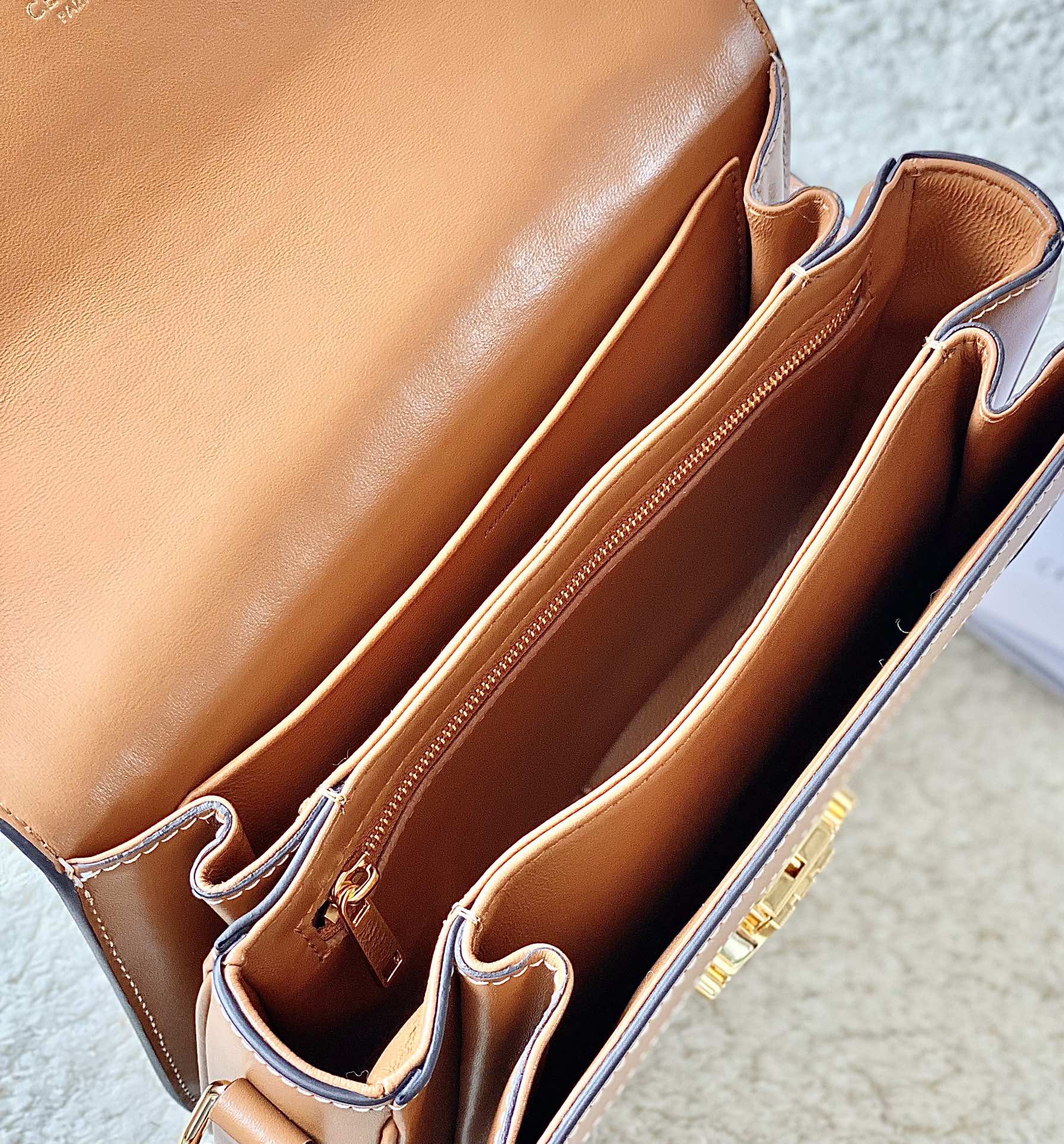 Ce**e classique triomphe bag