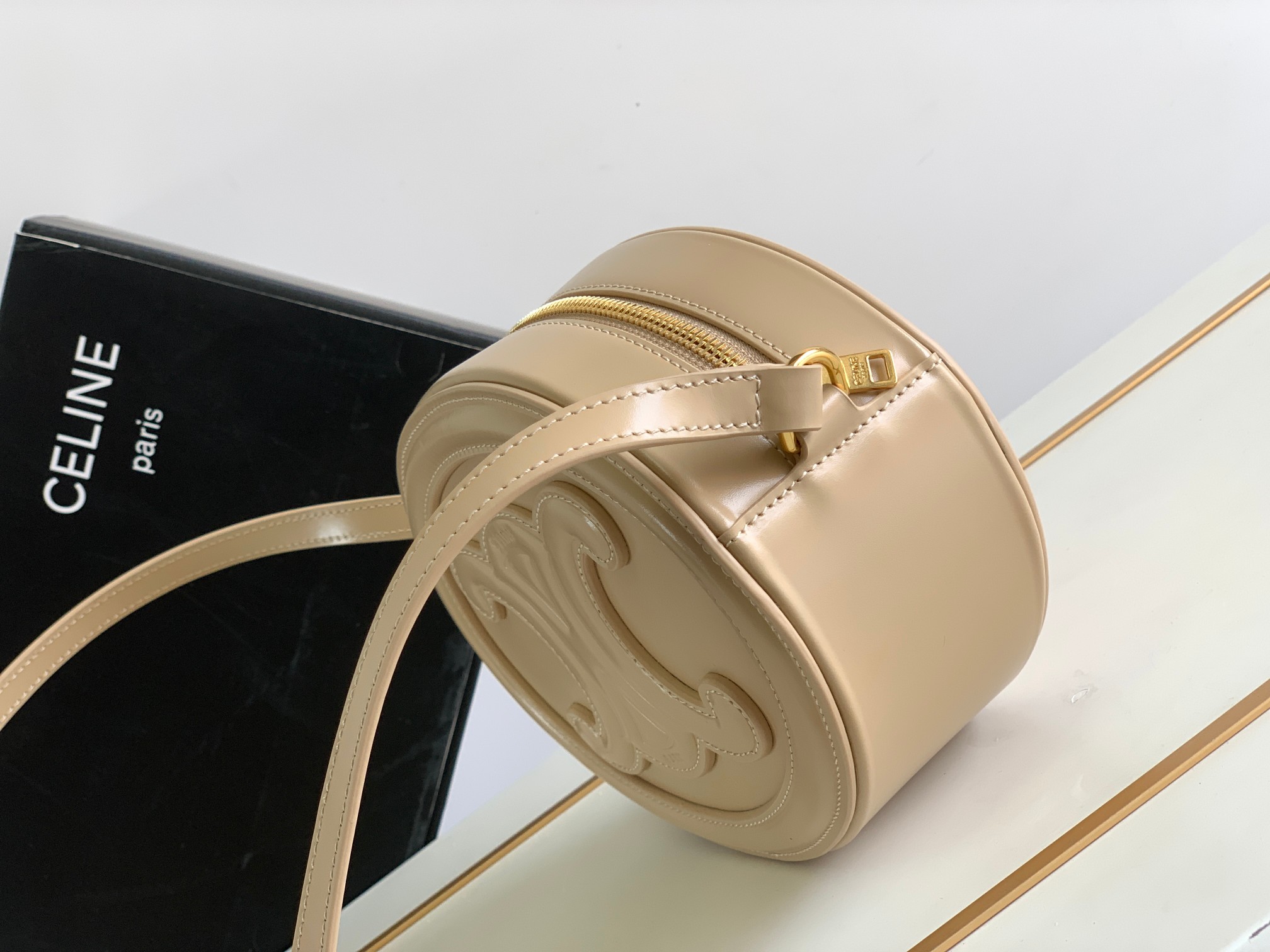 Ce**e oval bag cuir triomphe