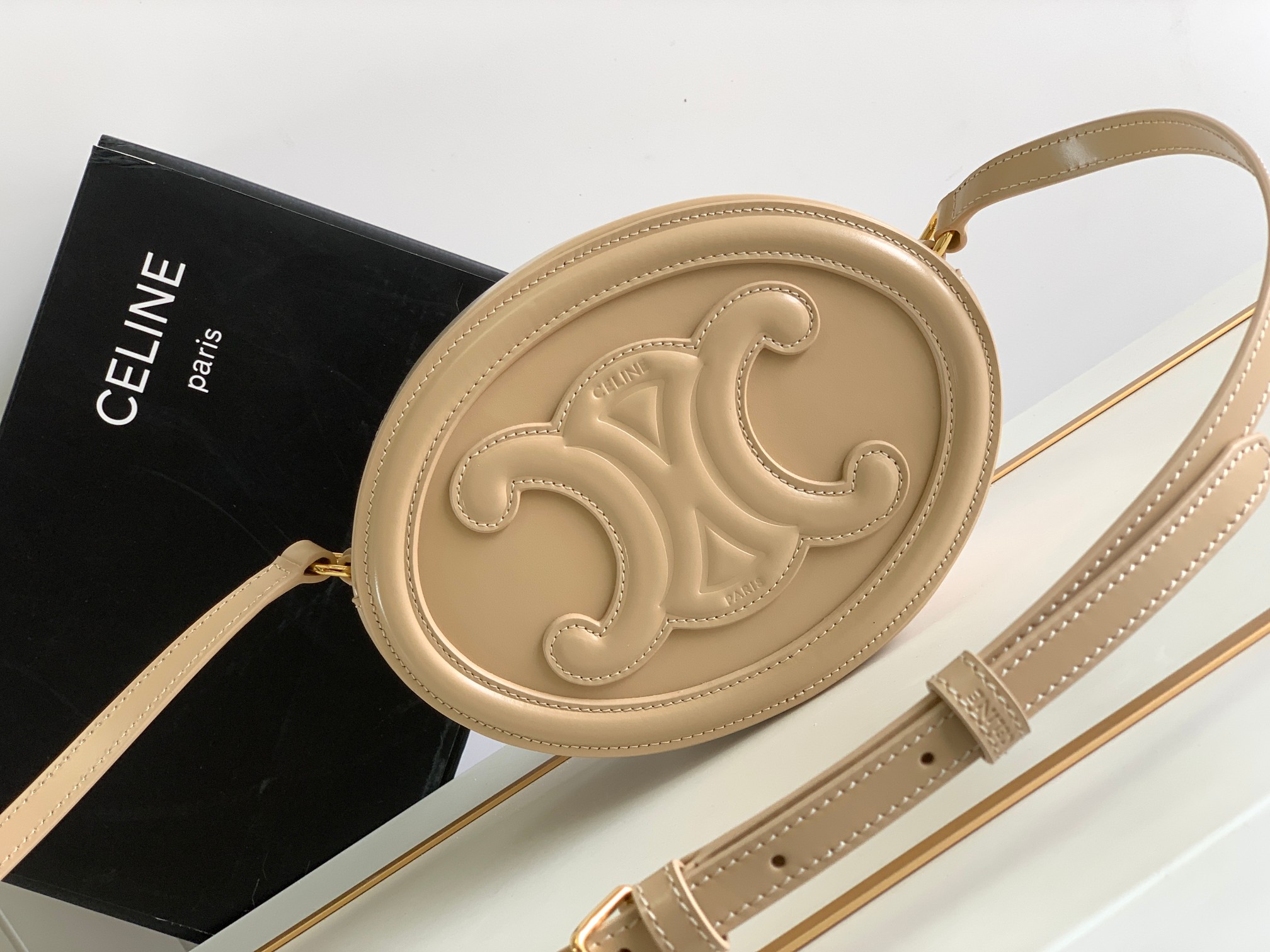 Ce**e oval bag cuir triomphe