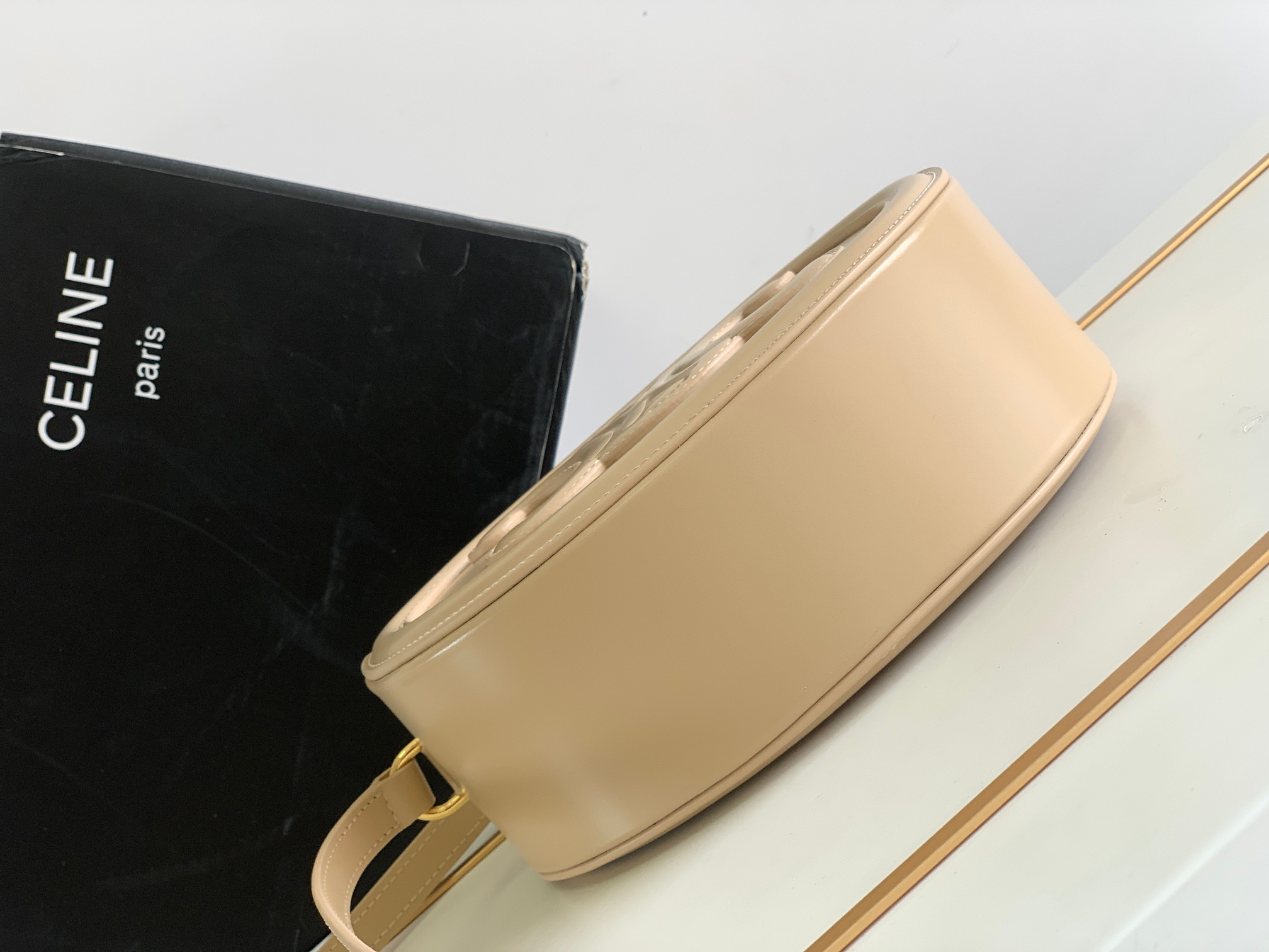 Ce**e oval bag cuir triomphe