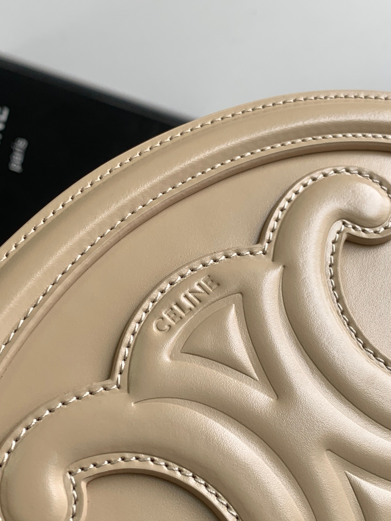 Ce**e oval bag cuir triomphe