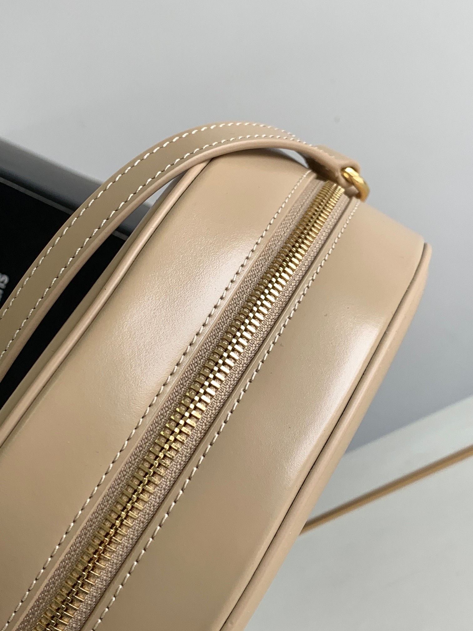 Ce**e oval bag cuir triomphe