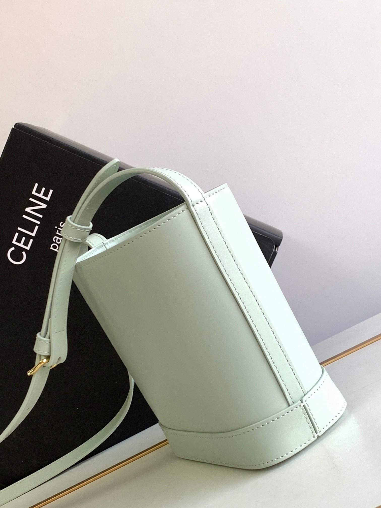 Ce**e mini bucket cuir triomphe