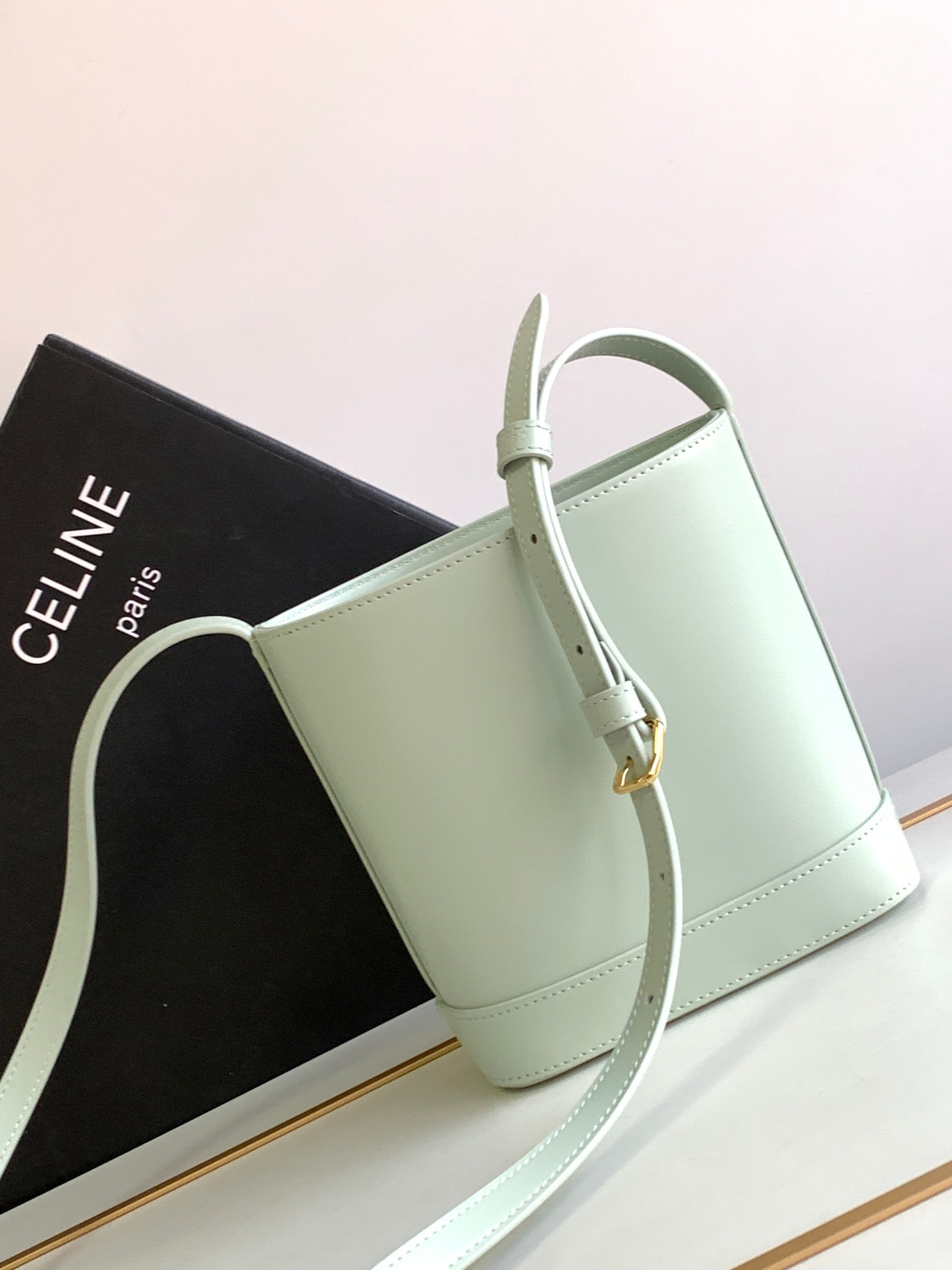 Ce**e mini bucket cuir triomphe