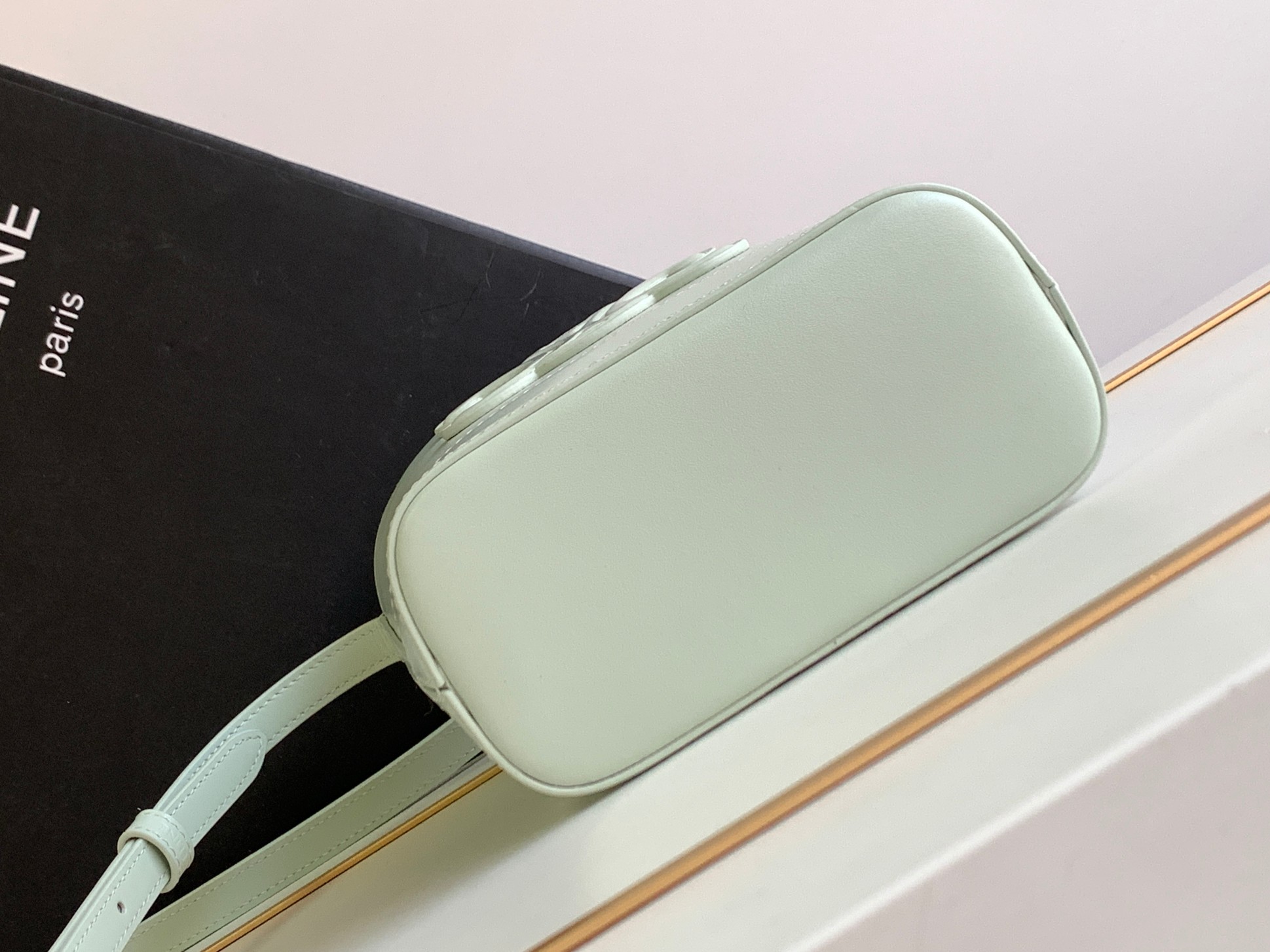 Ce**e mini bucket cuir triomphe