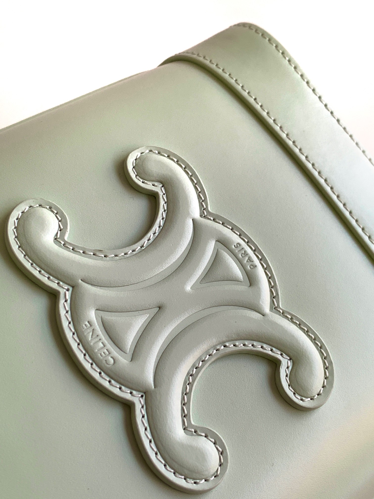 Ce**e mini bucket cuir triomphe