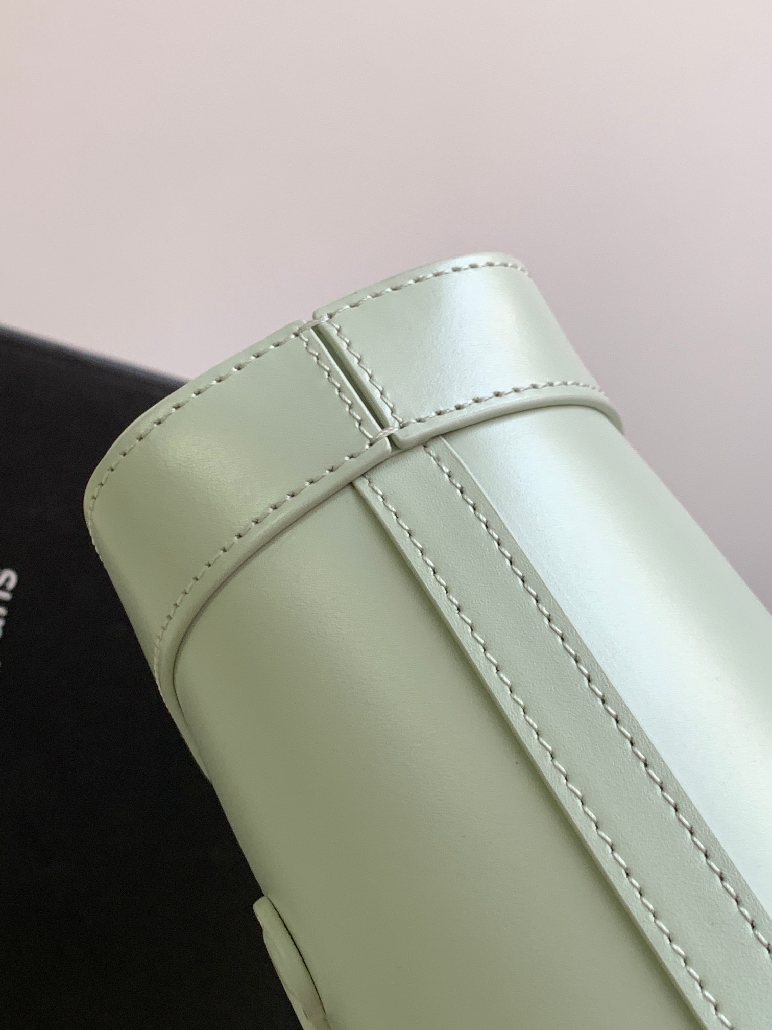 Ce**e mini bucket cuir triomphe