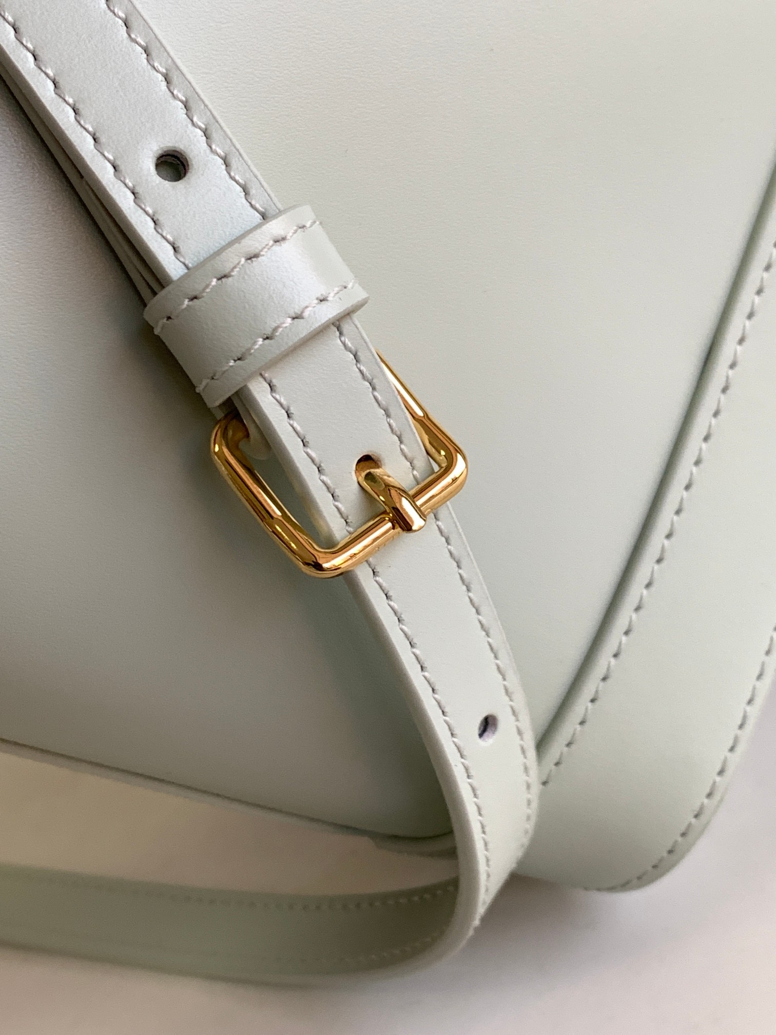 Ce**e mini bucket cuir triomphe