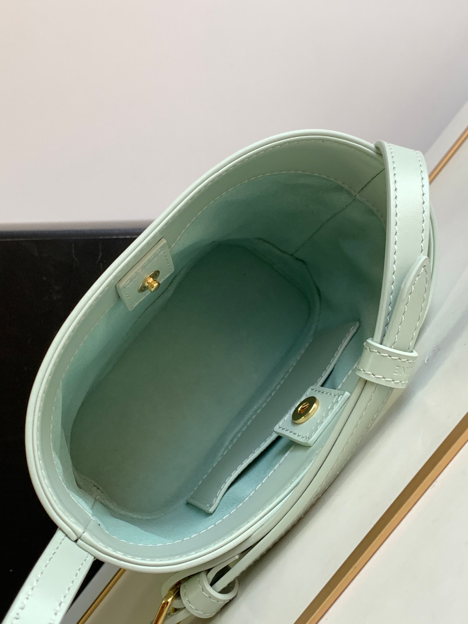 Ce**e mini bucket cuir triomphe