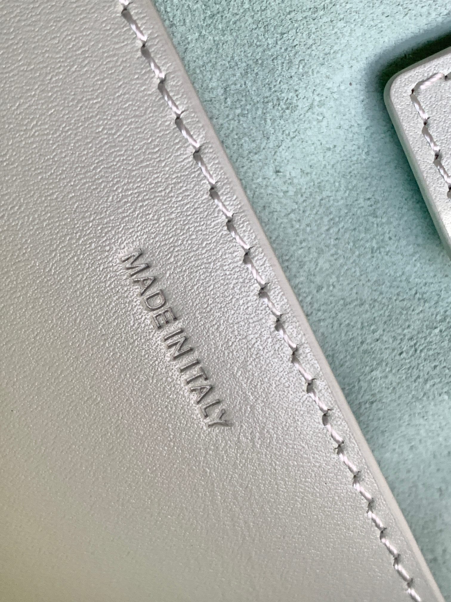 Ce**e mini bucket cuir triomphe