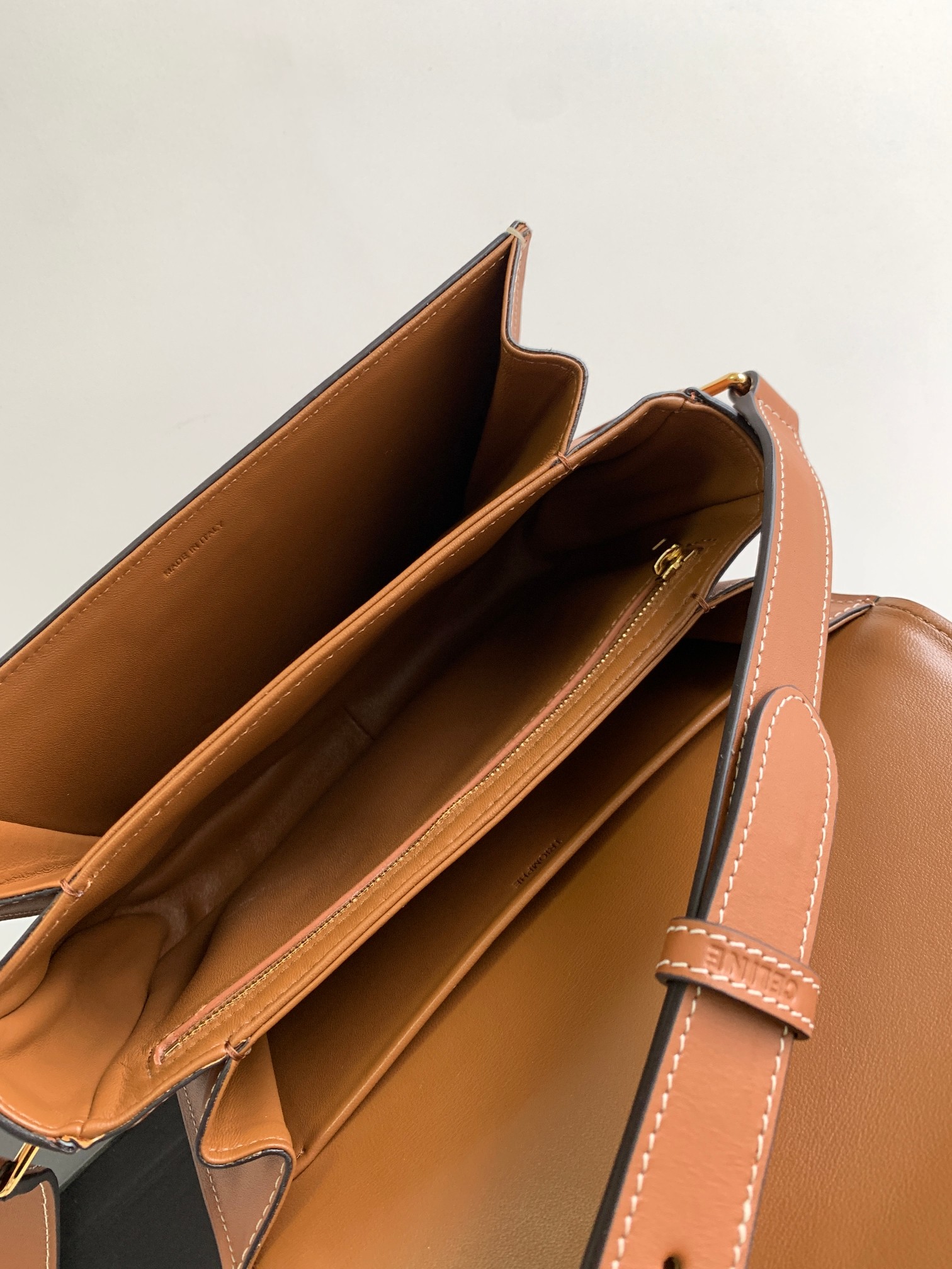 Ce**e classique triomphe bag