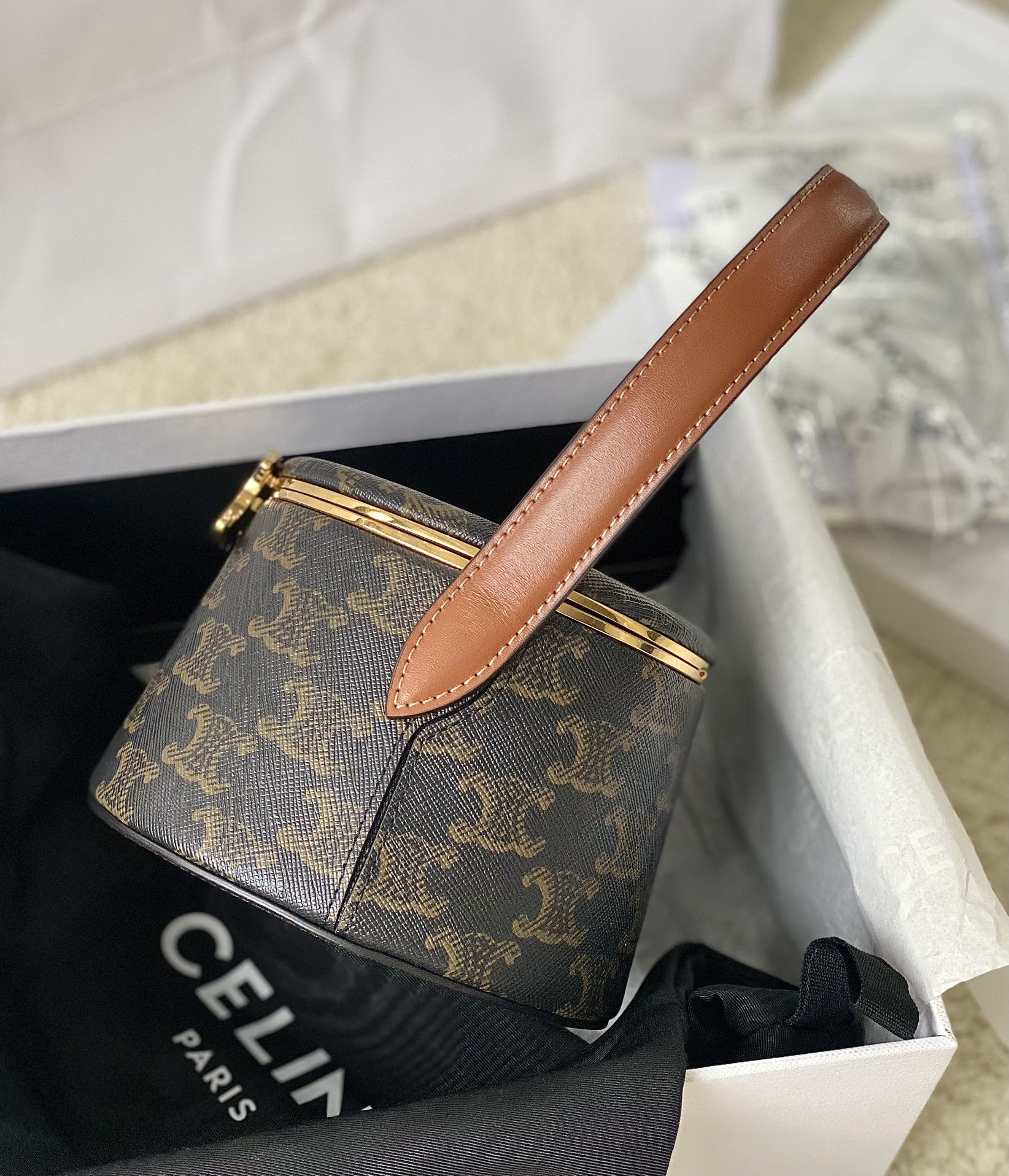 Ce**e round triomphe minaudiÈre