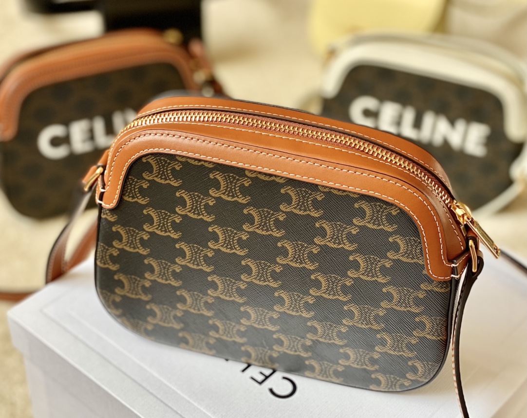 Ce**e triomphe small camera bag