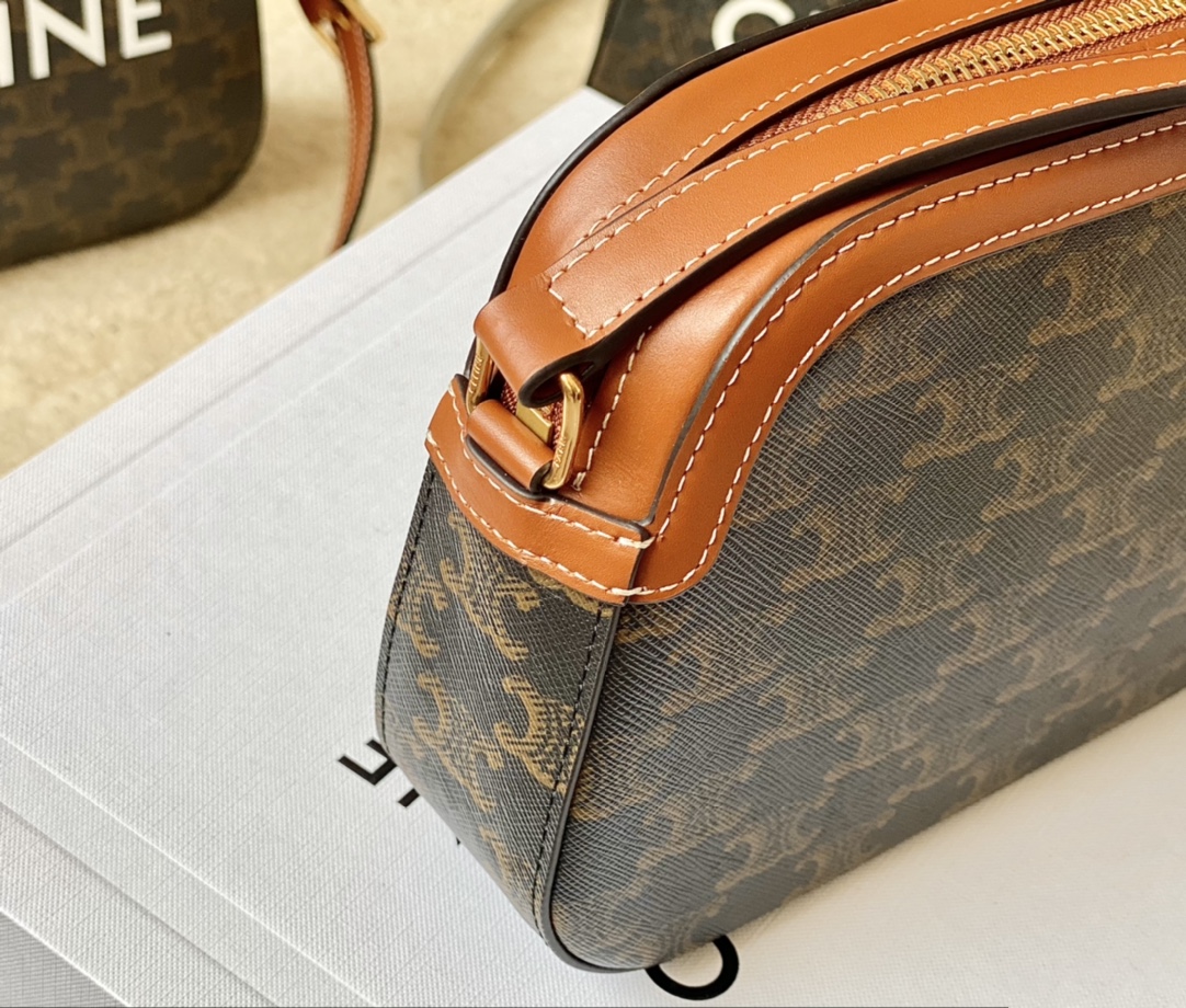 Ce**e triomphe small camera bag