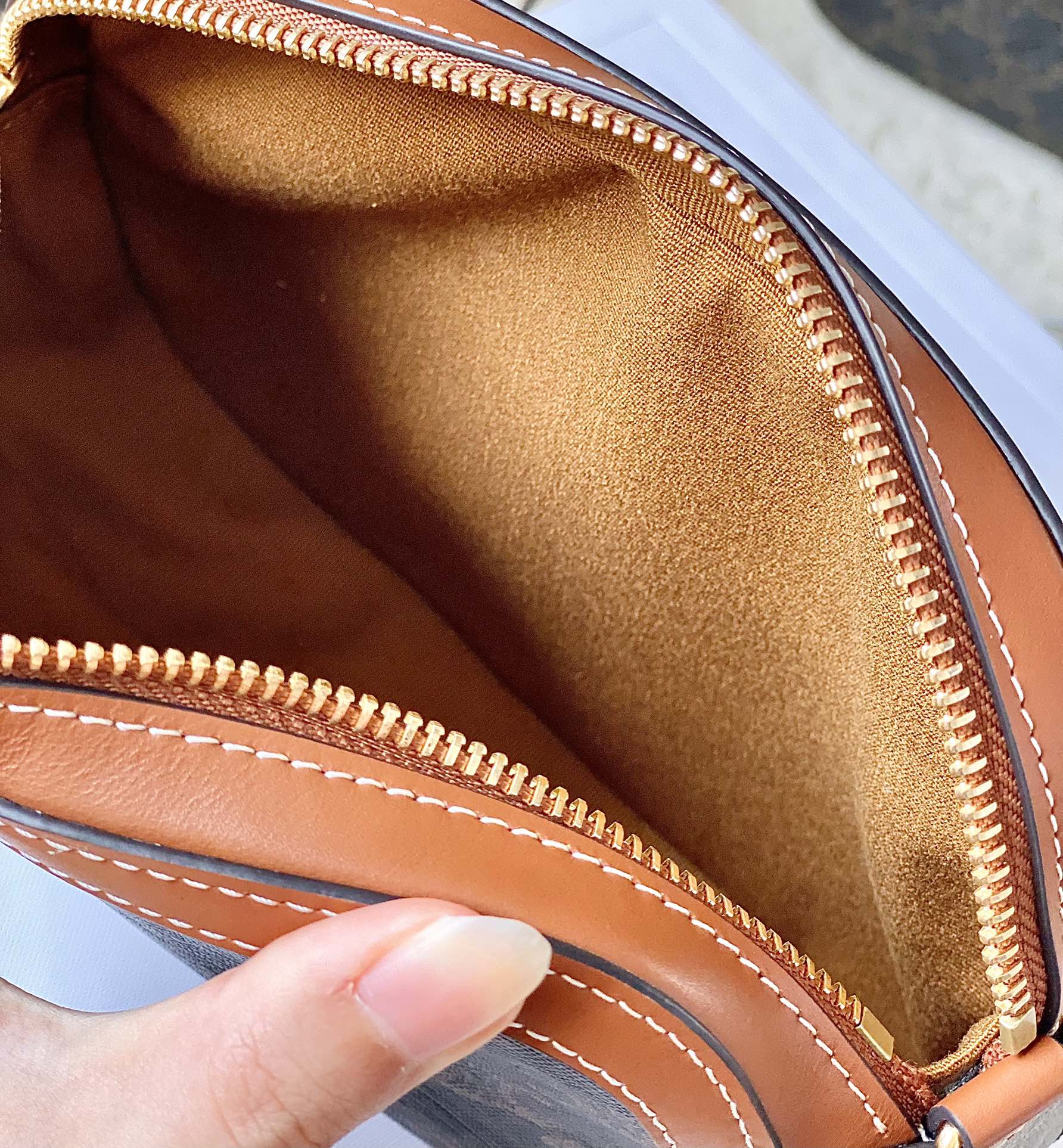 Ce**e triomphe small camera bag