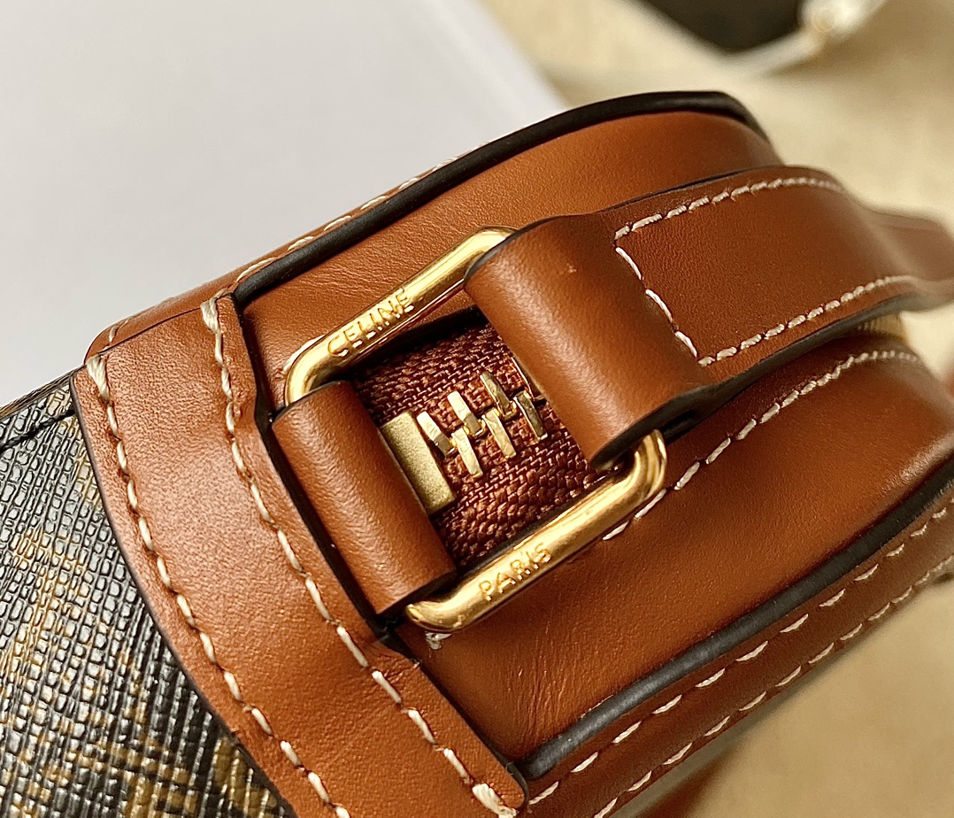 Ce**e triomphe small camera bag