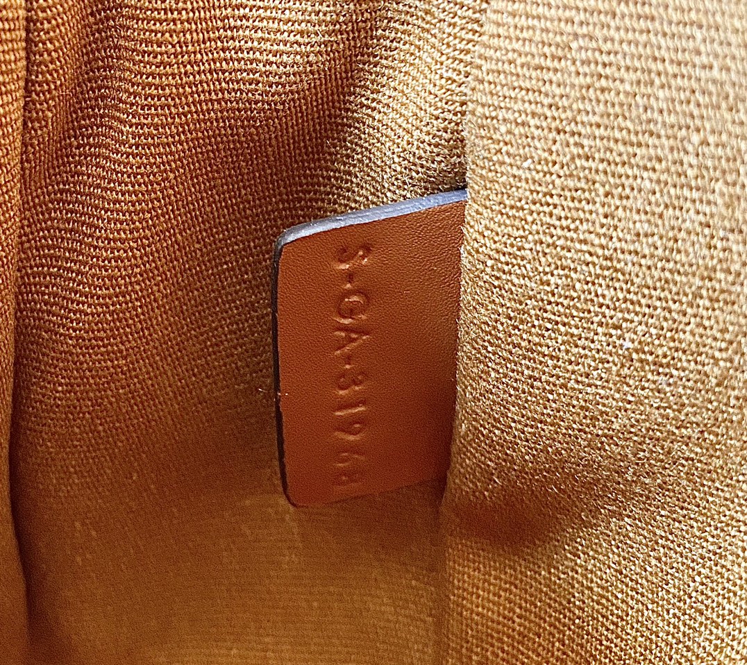 Ce**e triomphe small camera bag