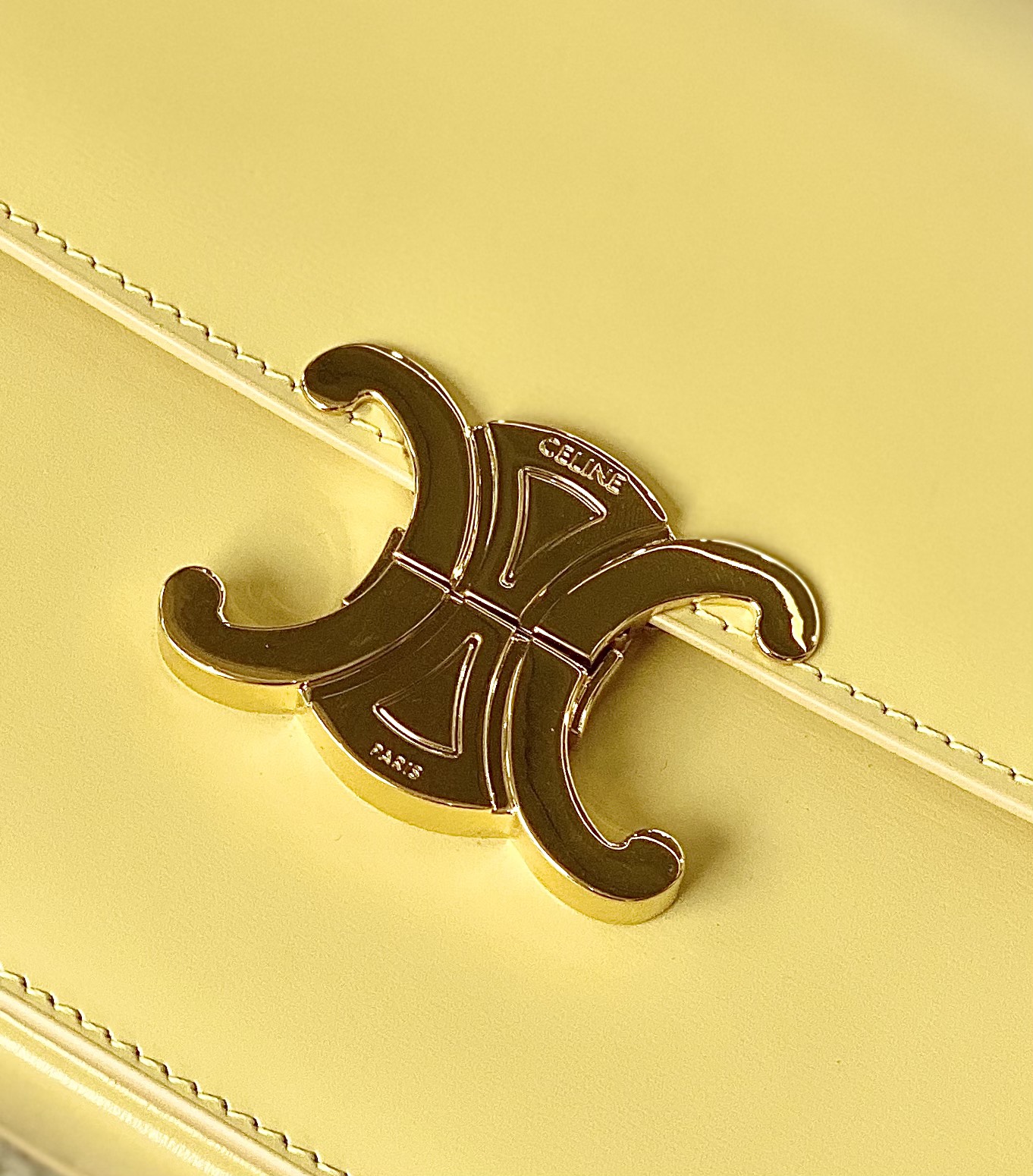 Ce**e classique triomphe bag