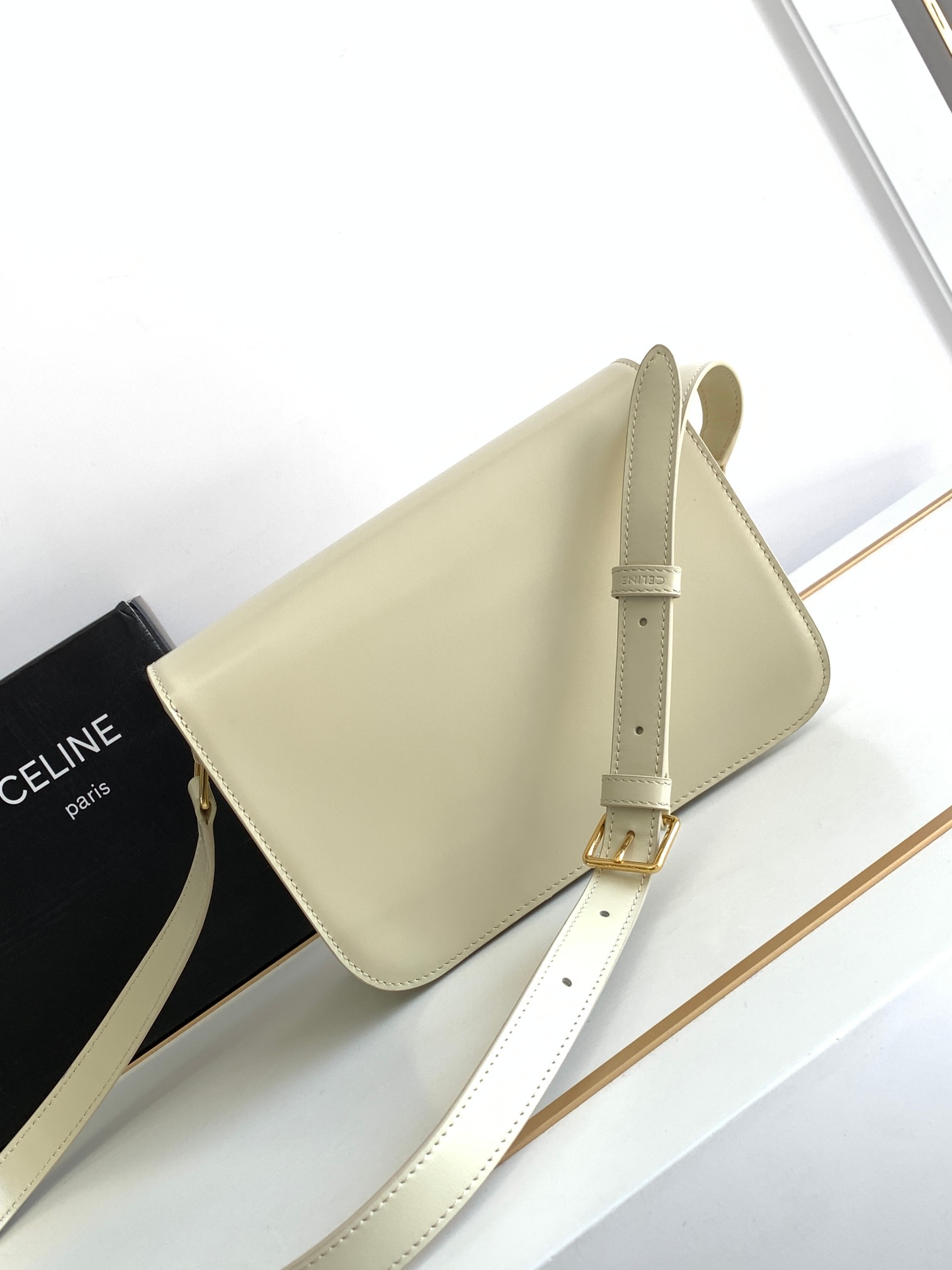 Ce**e classique triomphe bag