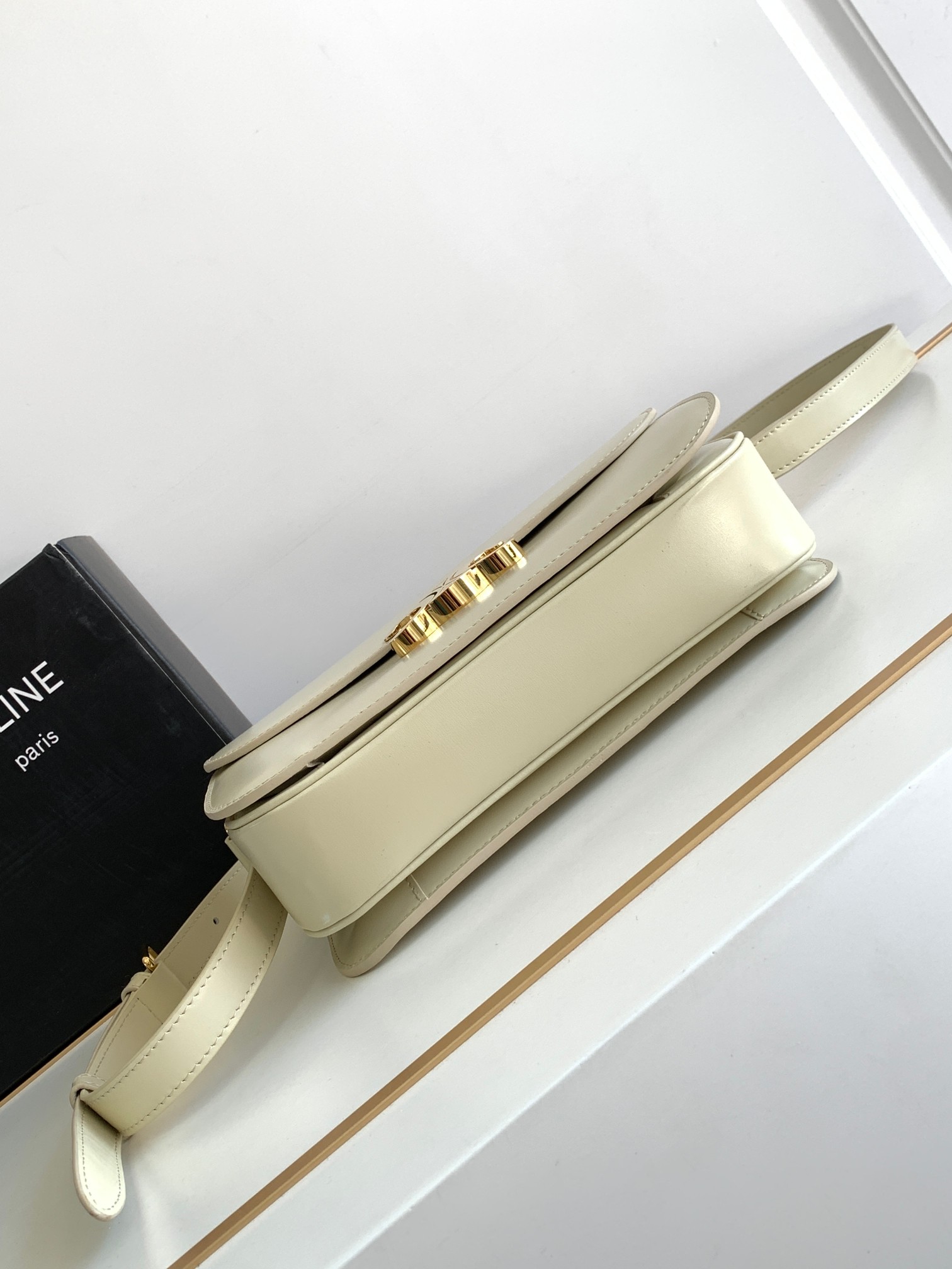 Ce**e classique triomphe bag