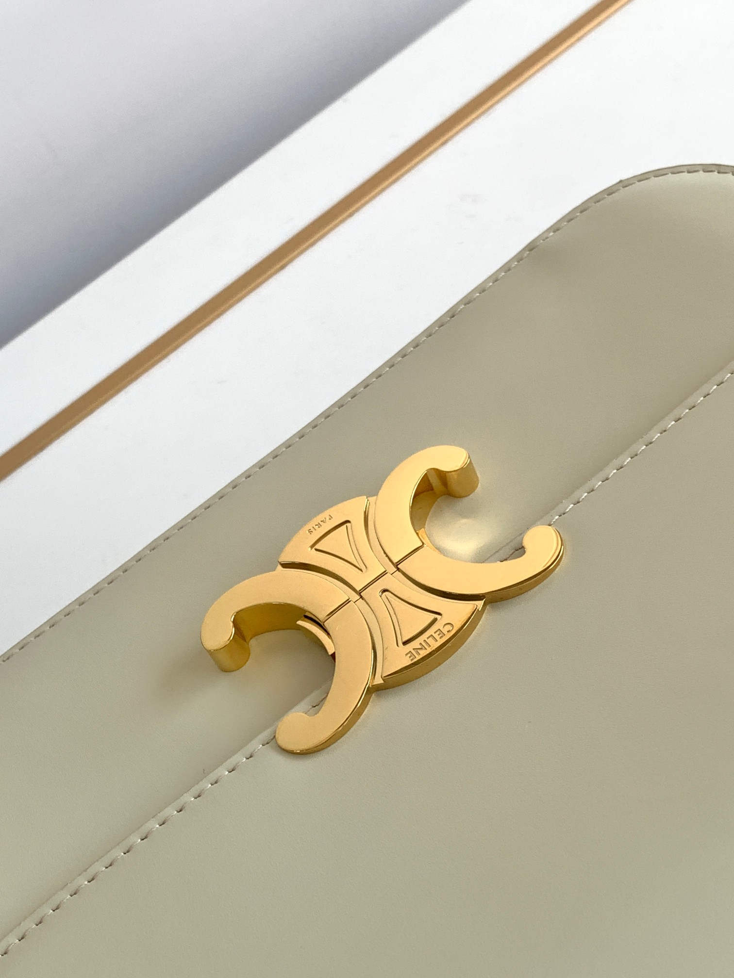 Ce**e classique triomphe bag