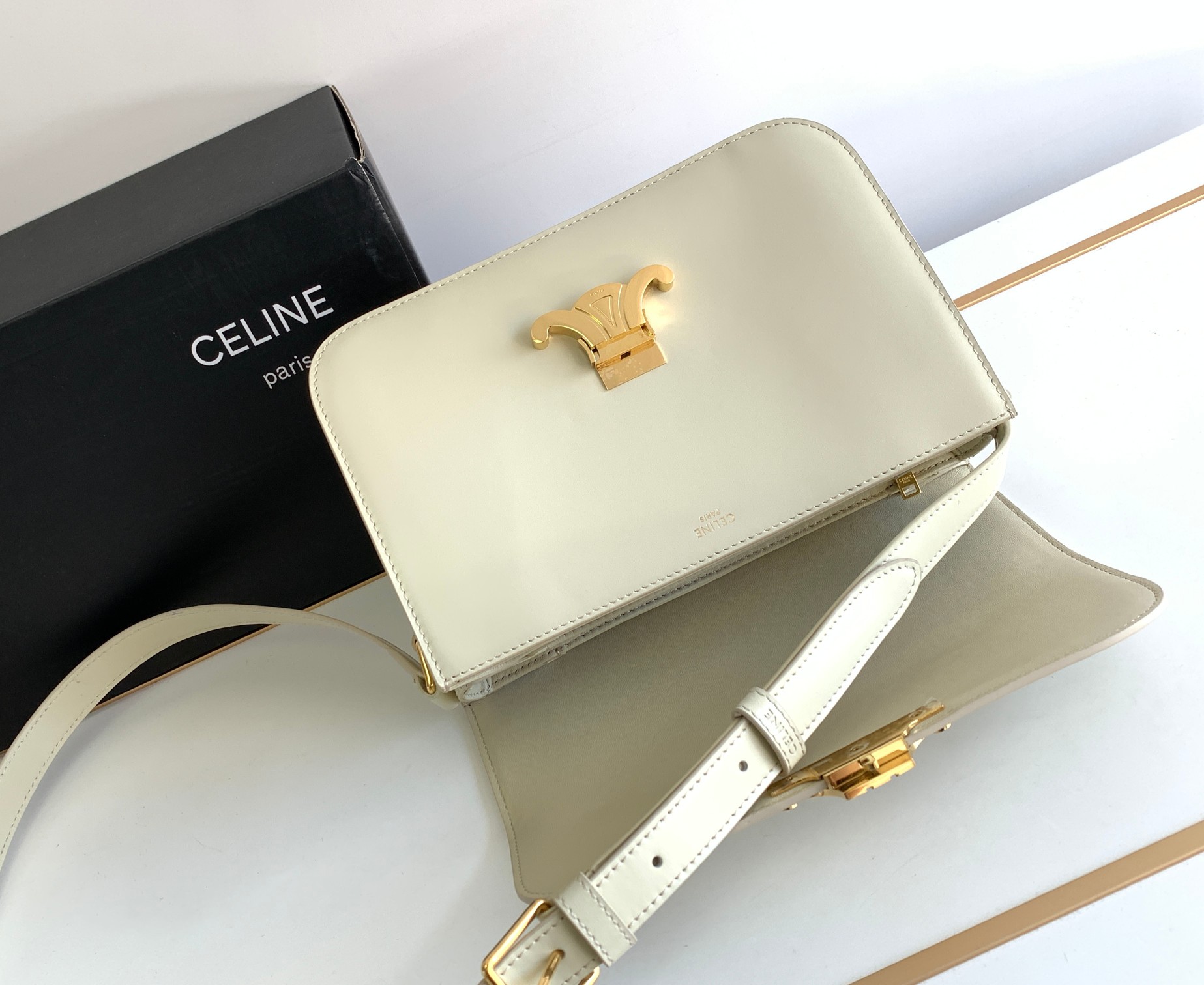 Ce**e classique triomphe bag