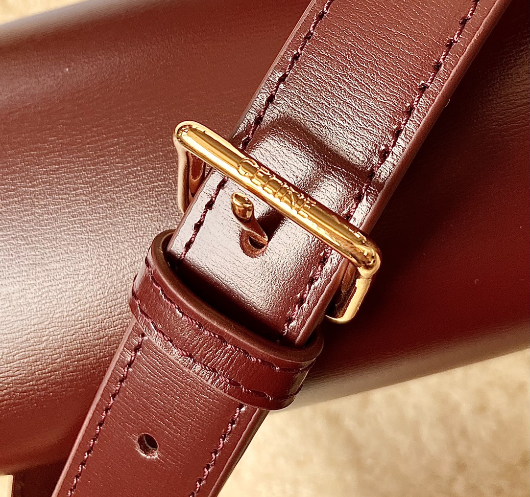 Ce**e classique triomphe bag
