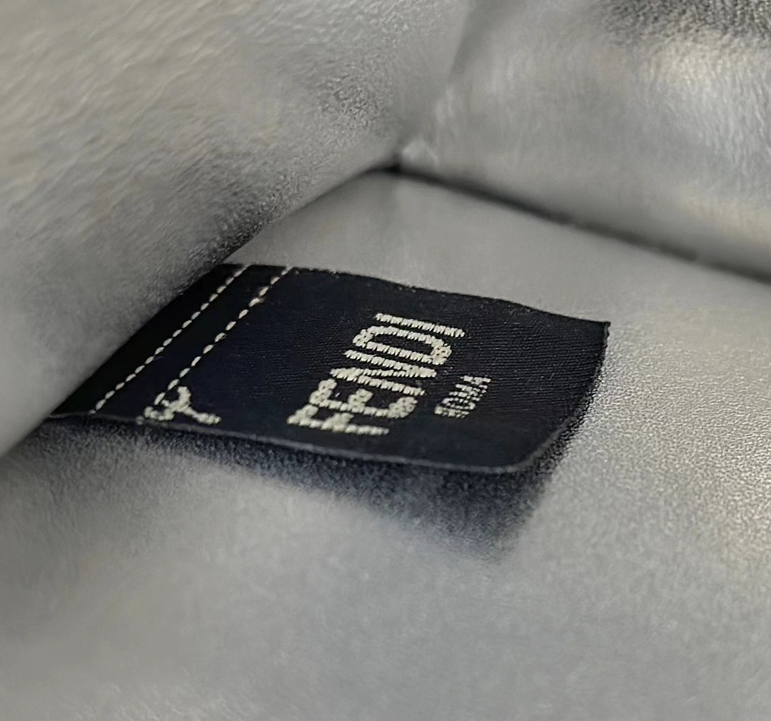 F**di by marc jacobs peekaboo