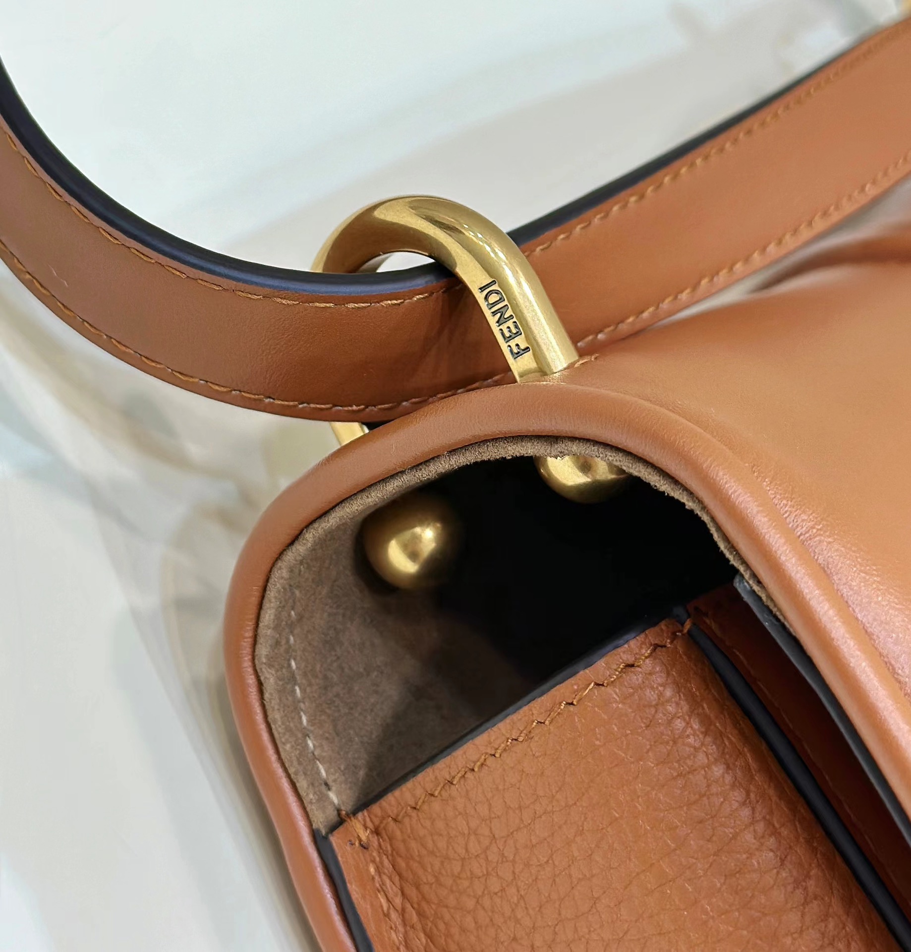 F**di c’mon medium