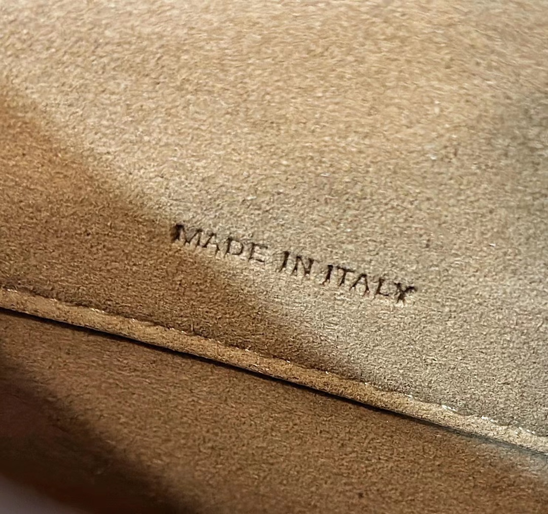 F**di c’mon medium