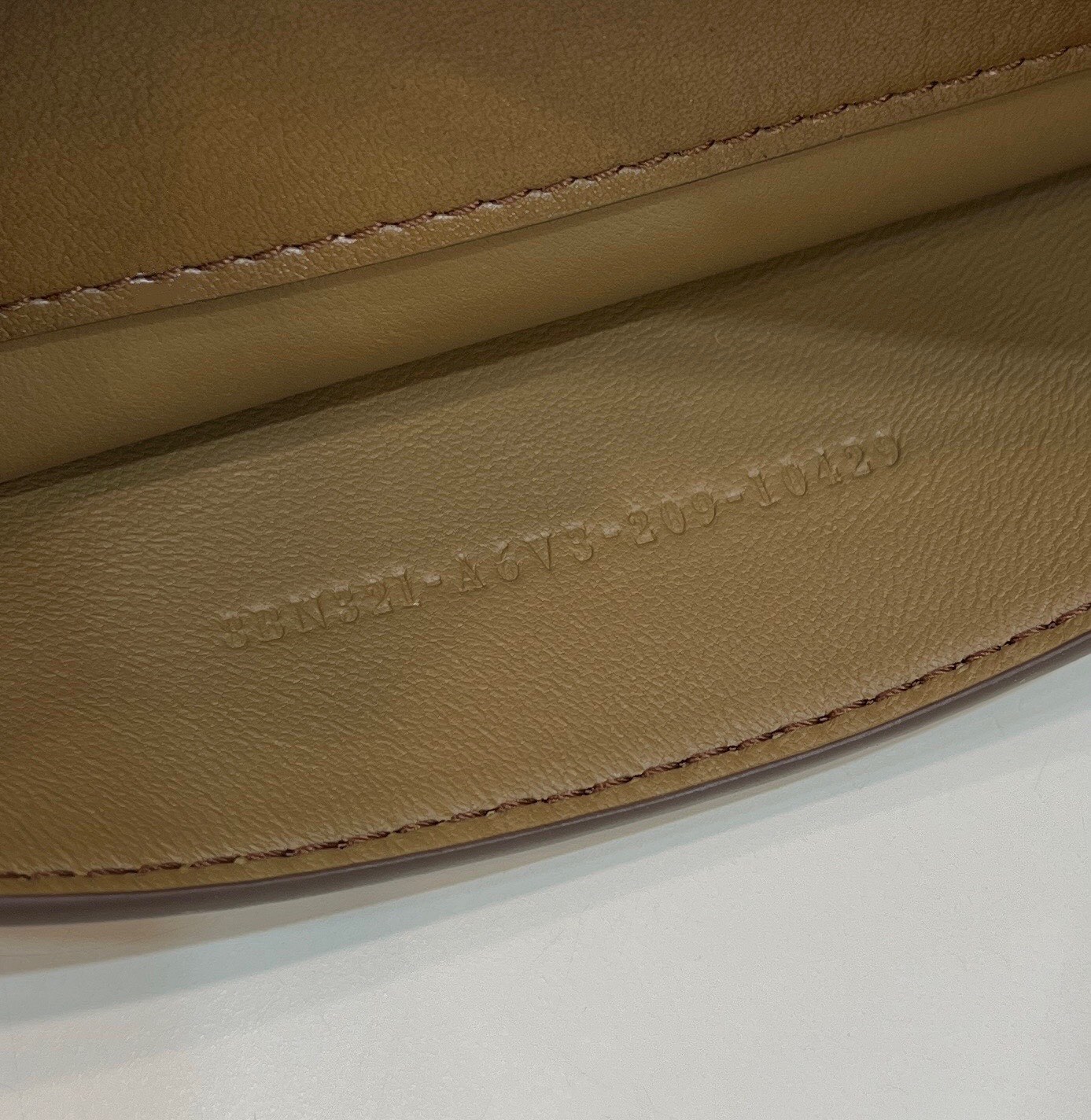 F**di new style  peekaboo i see u