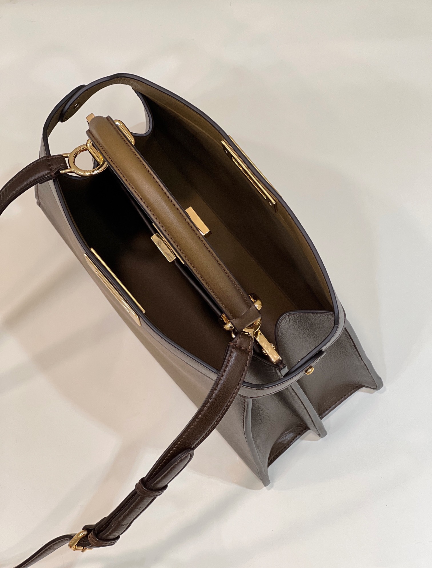 F**di new style  peekaboo i see u