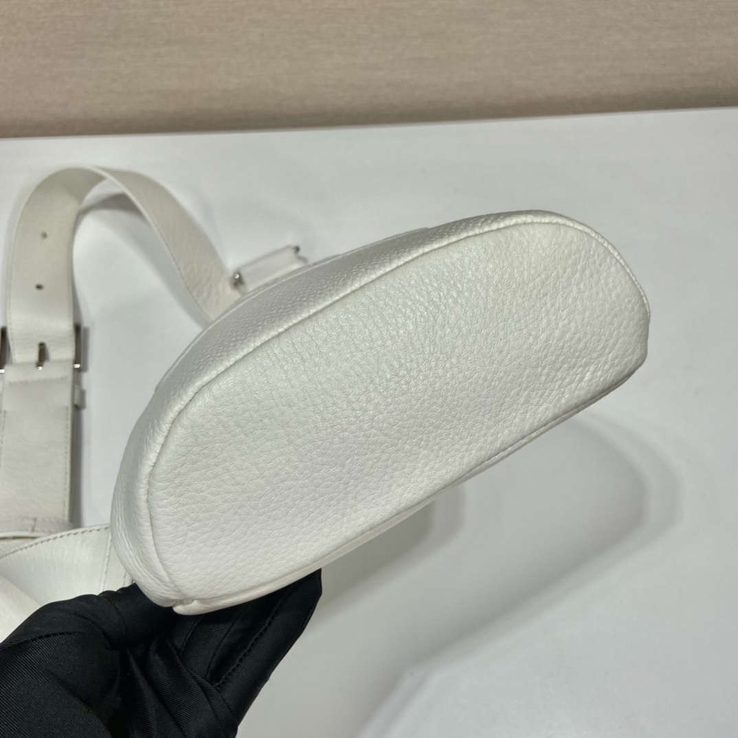 Pra*a cross leather bag