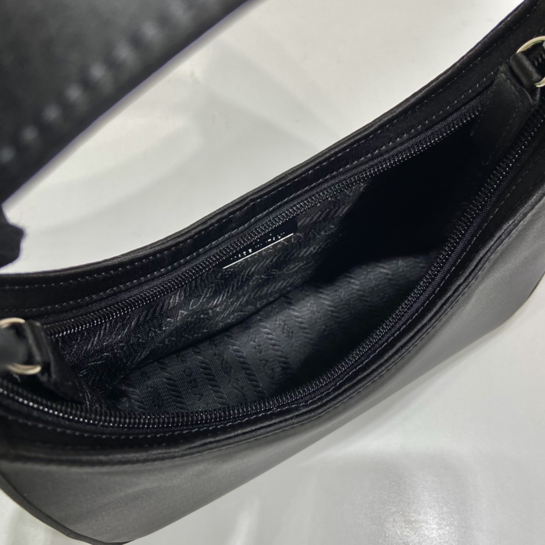 Pra*a hobo bag